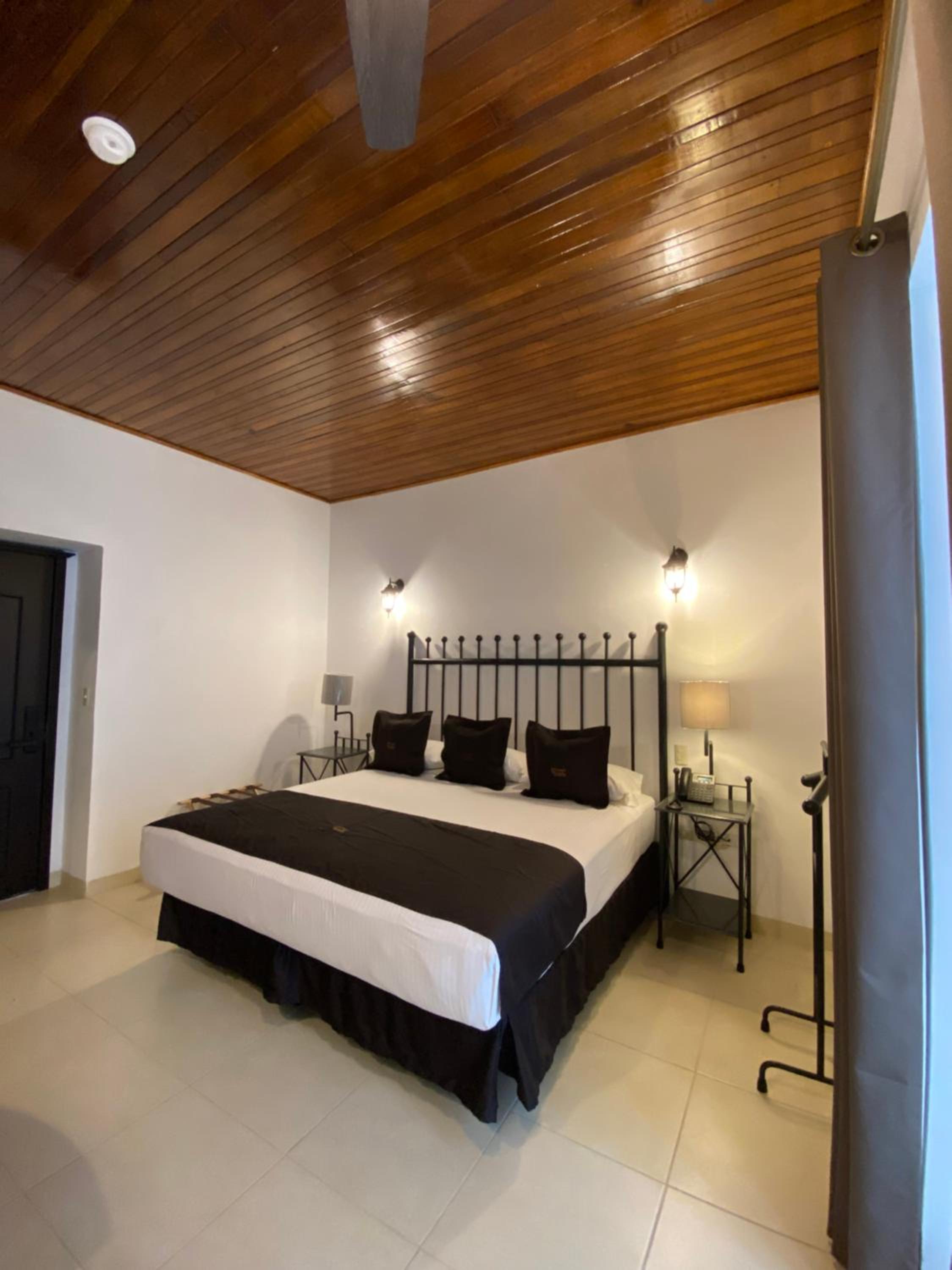 Queen Room with Balcony photo 1