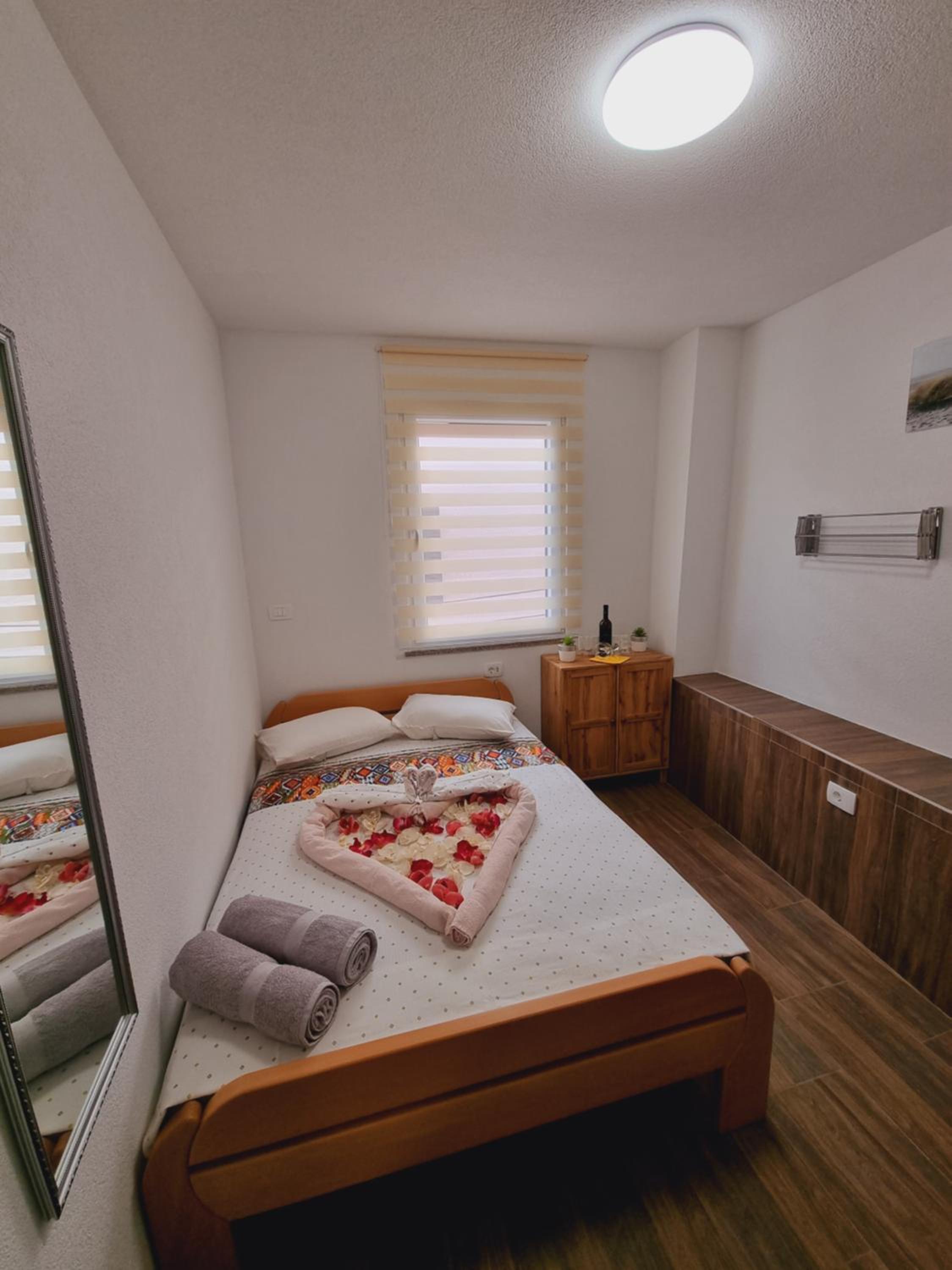 Large Double Room - Photo 7