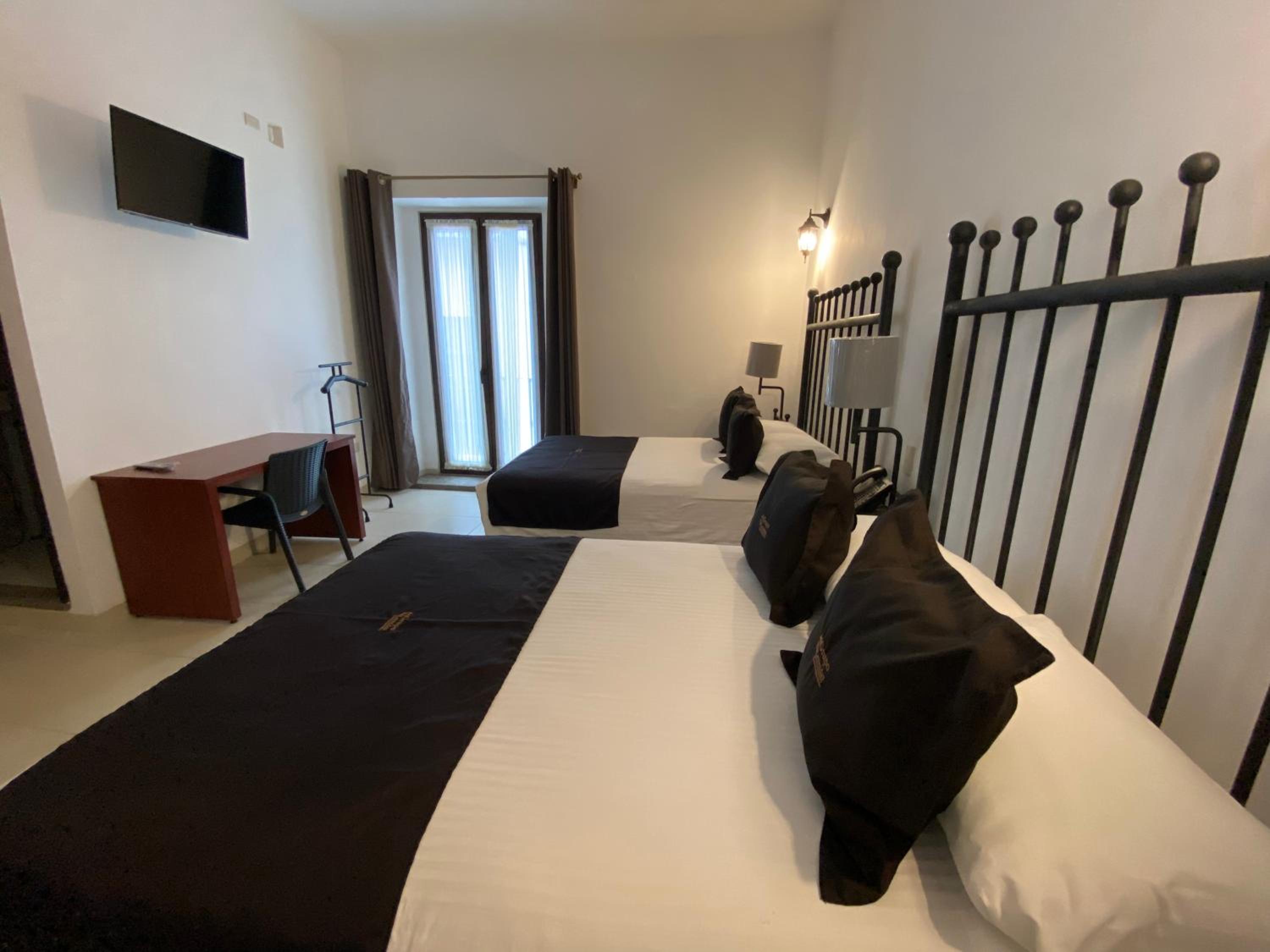 Twin Room with View - Photo 3