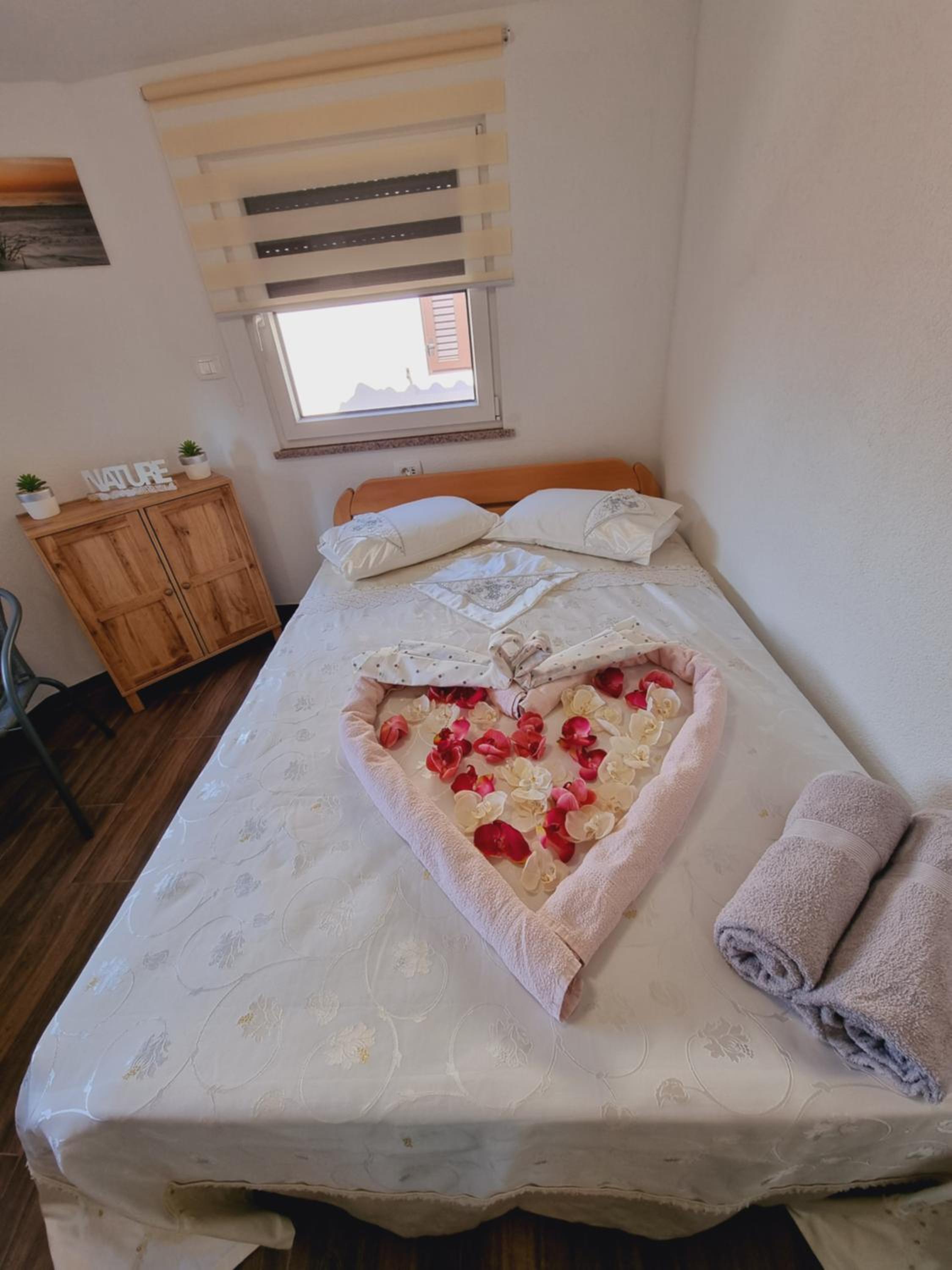 Large Double Room - Photo 4