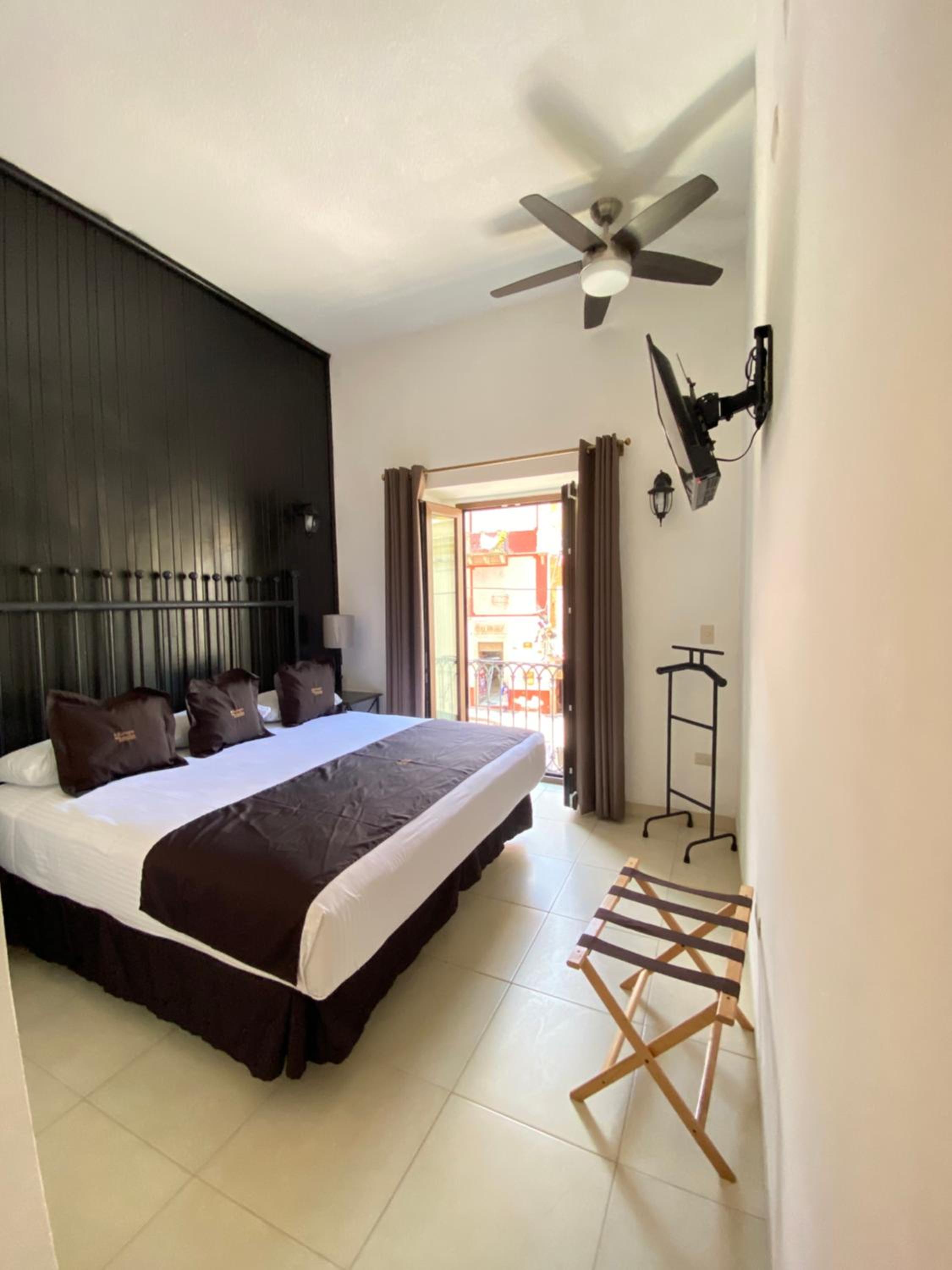 King Room with Balcony - Photo 4