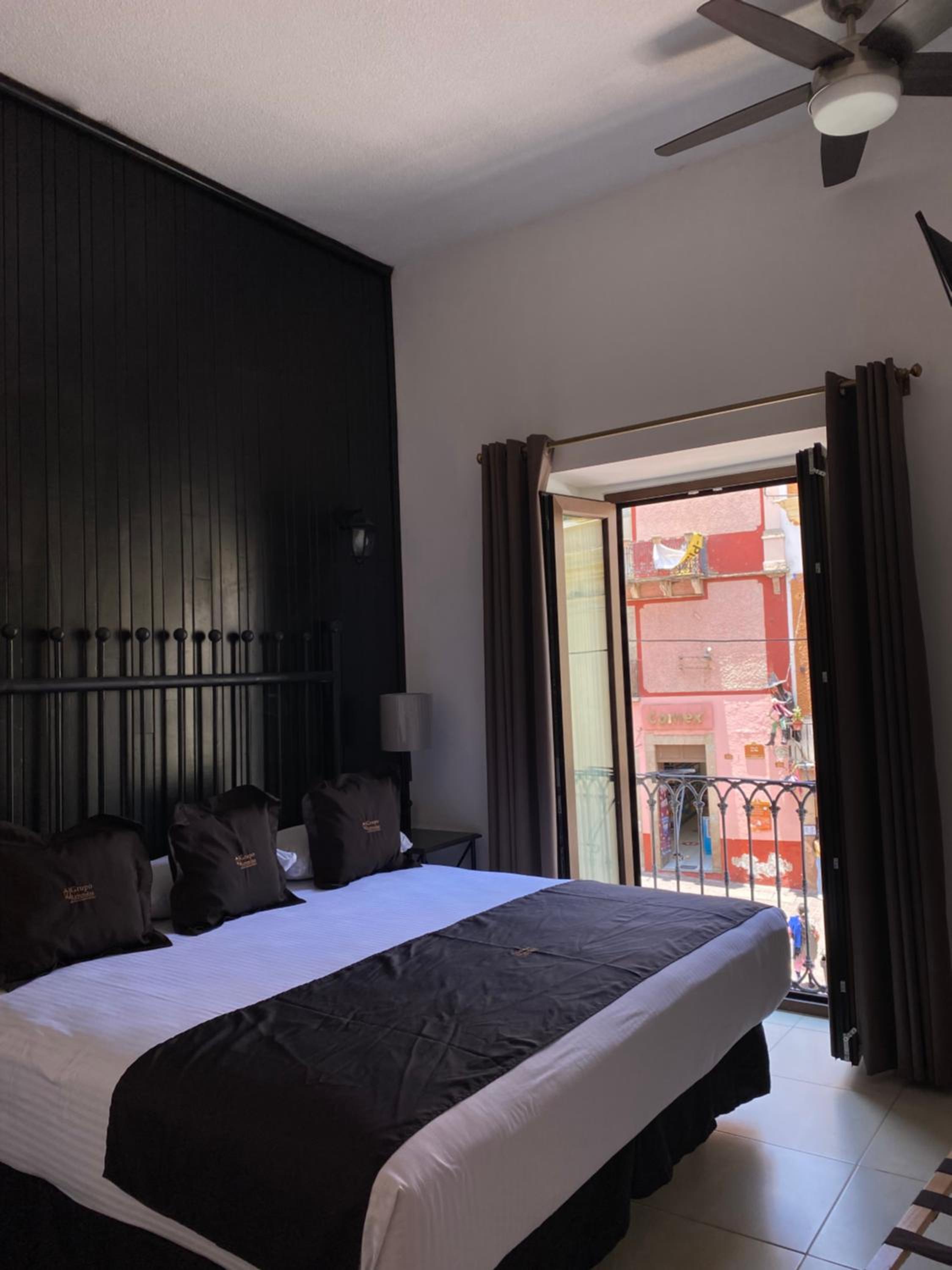 King Room with Balcony - Photo 5