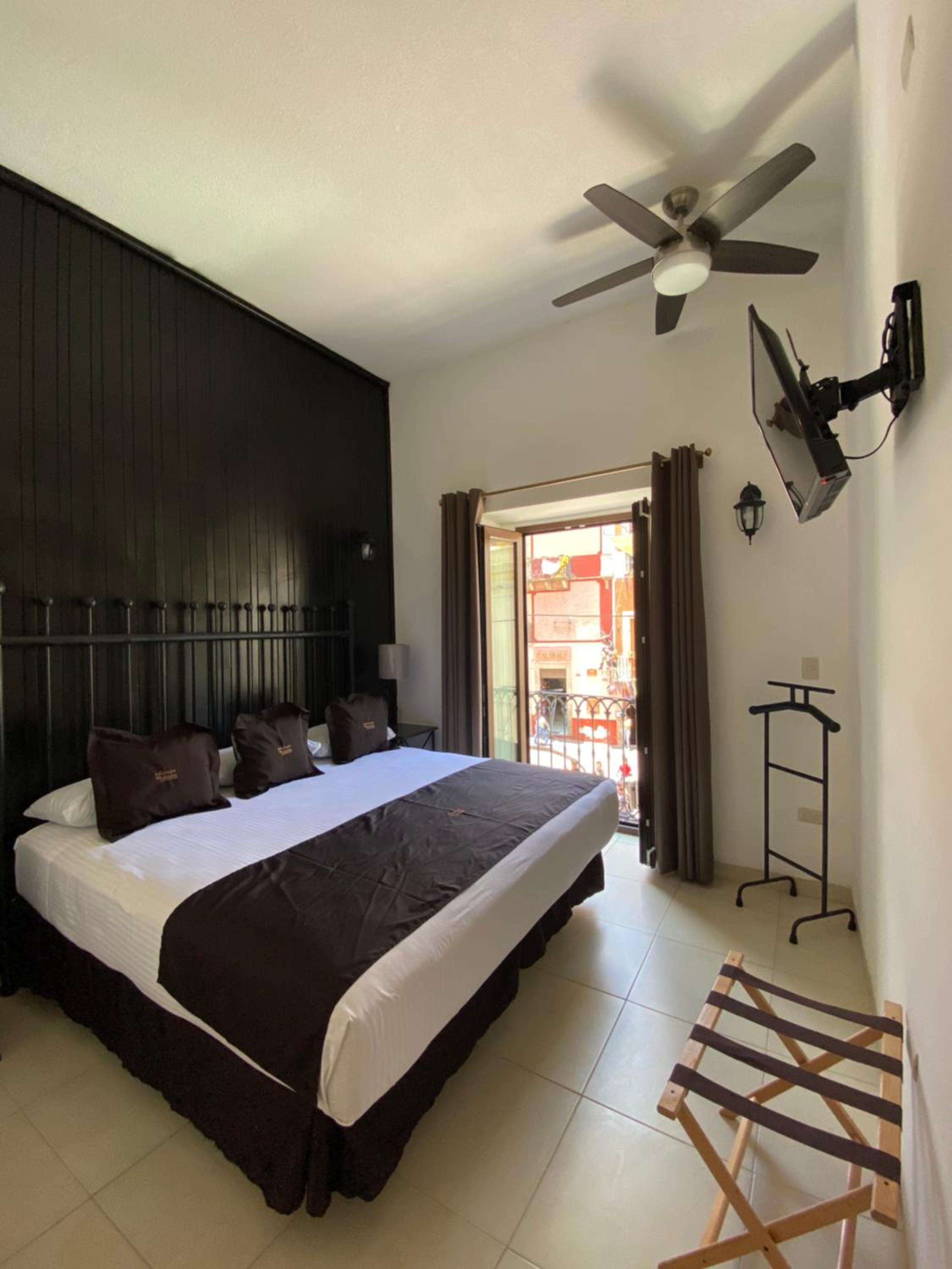 King Room with Balcony - Photo 6