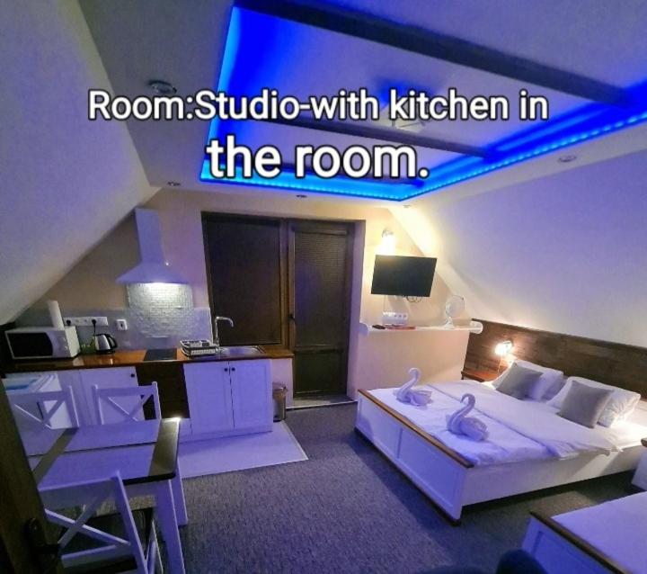 Studio with Balcony - Photo 4