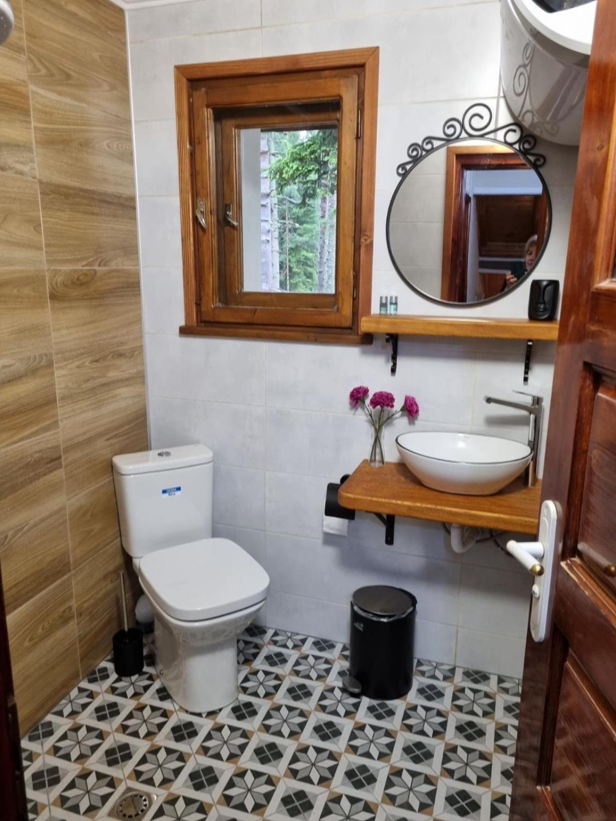 Five-Bedroom House photo 2
