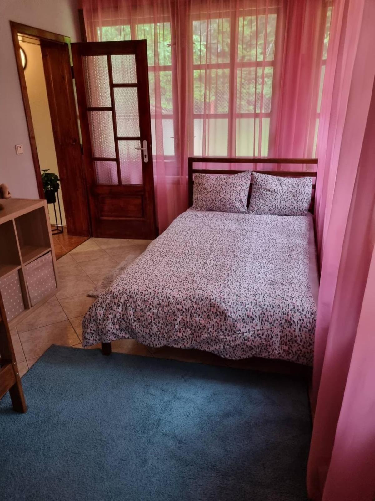 Five-Bedroom House photo 3