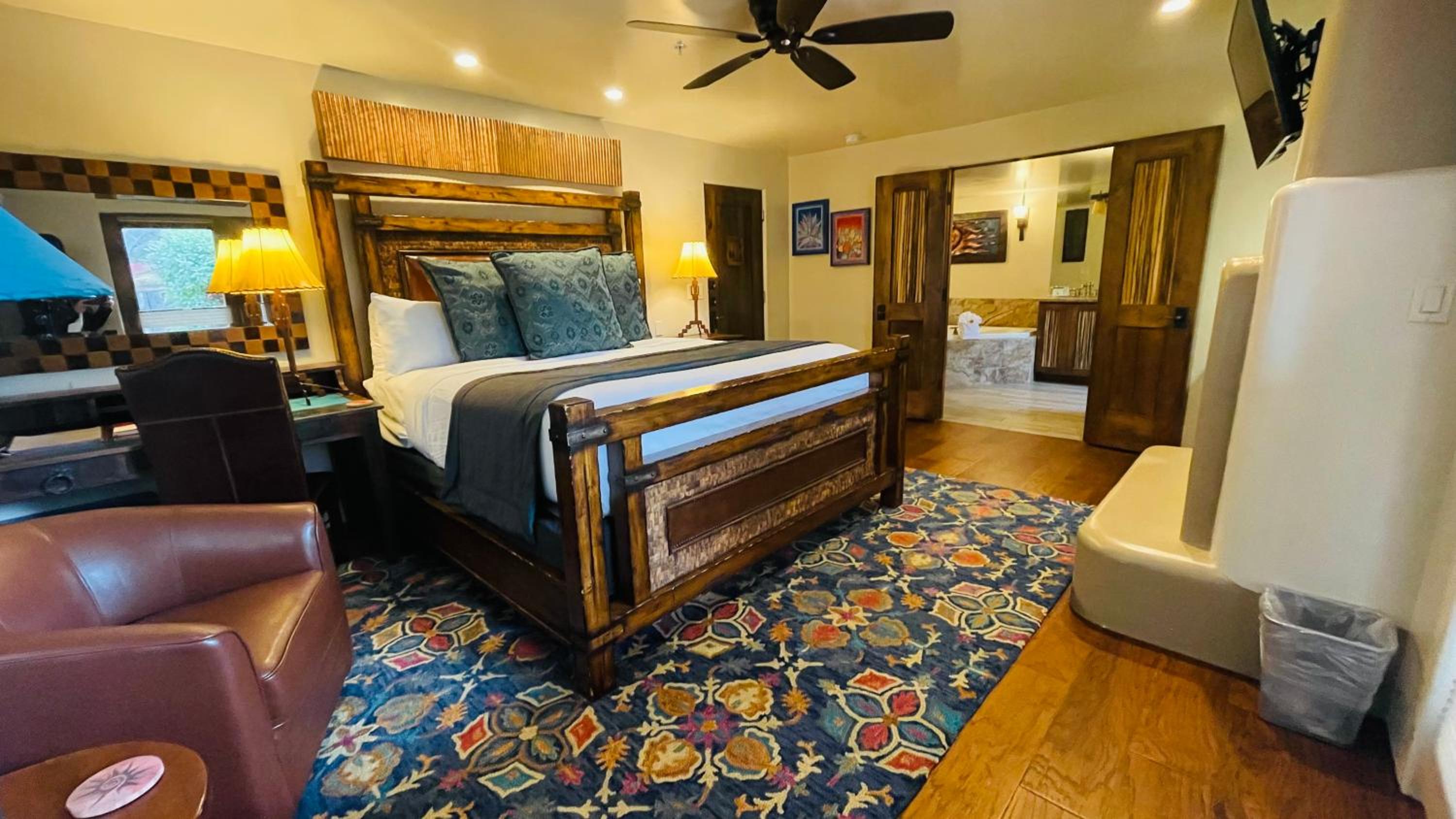 Sunset - Deluxe King Room - Photo 12