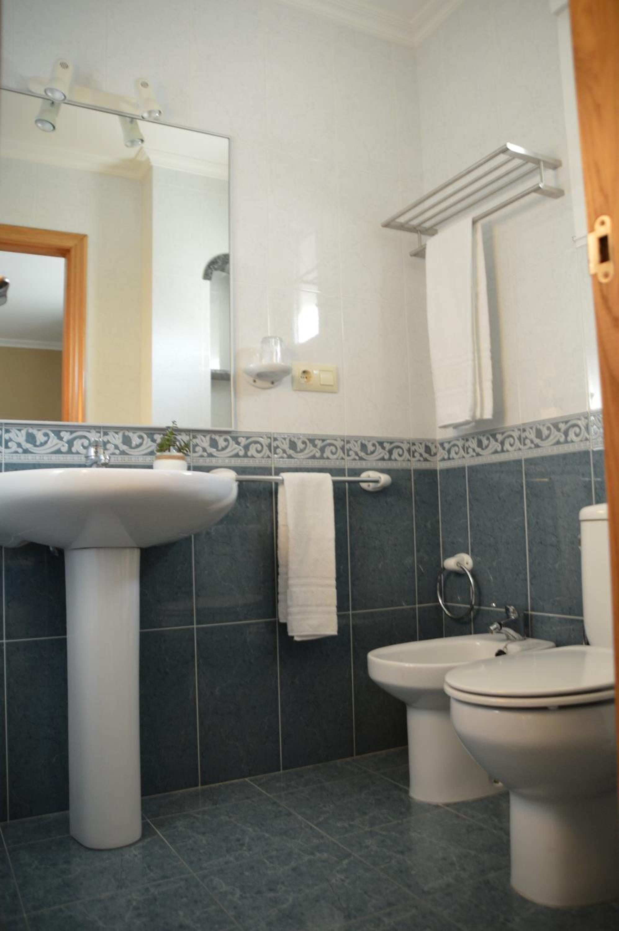 Twin Room with Private Bathroom photo 3