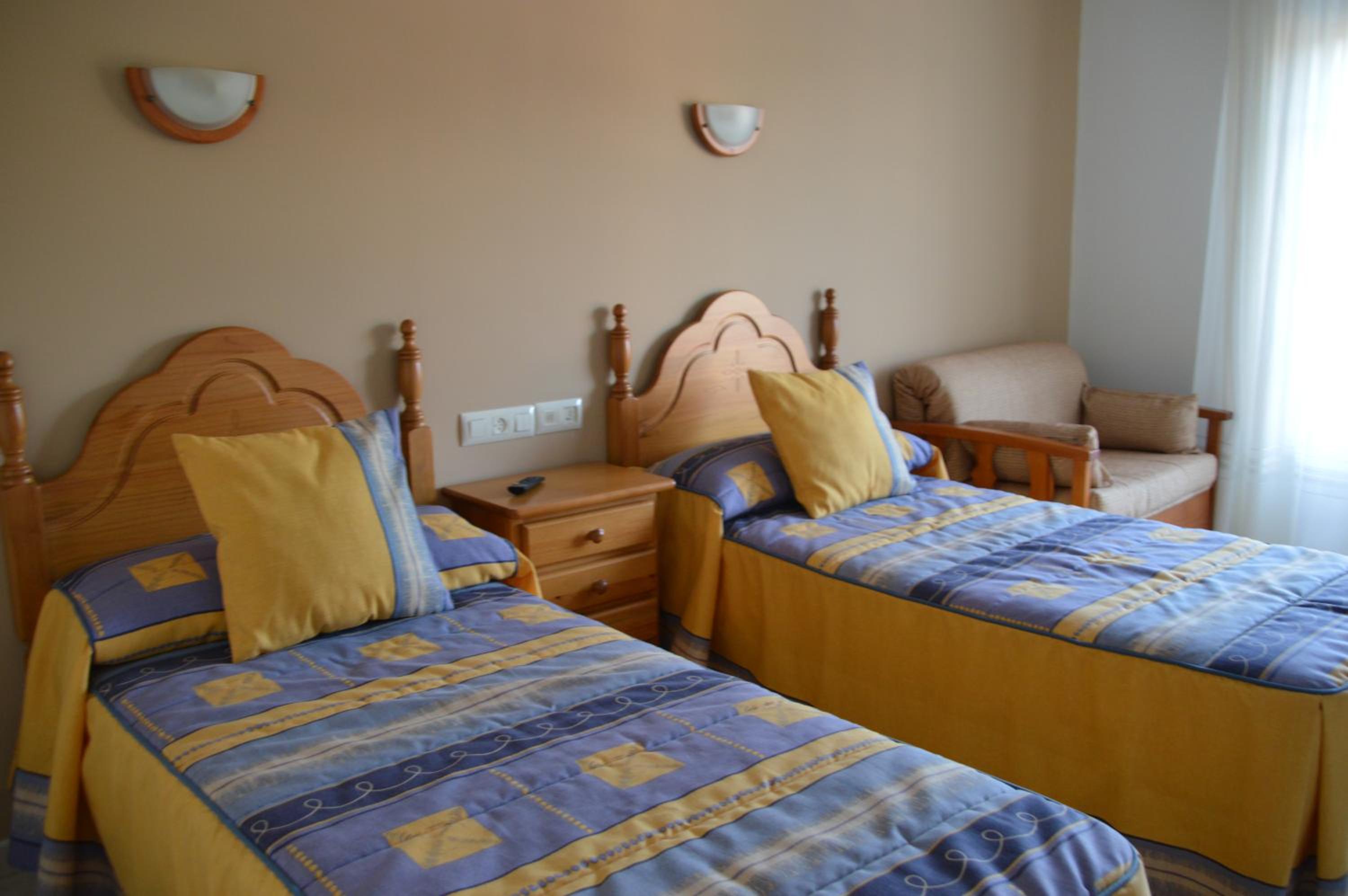Twin Room with Private Bathroom photo 2