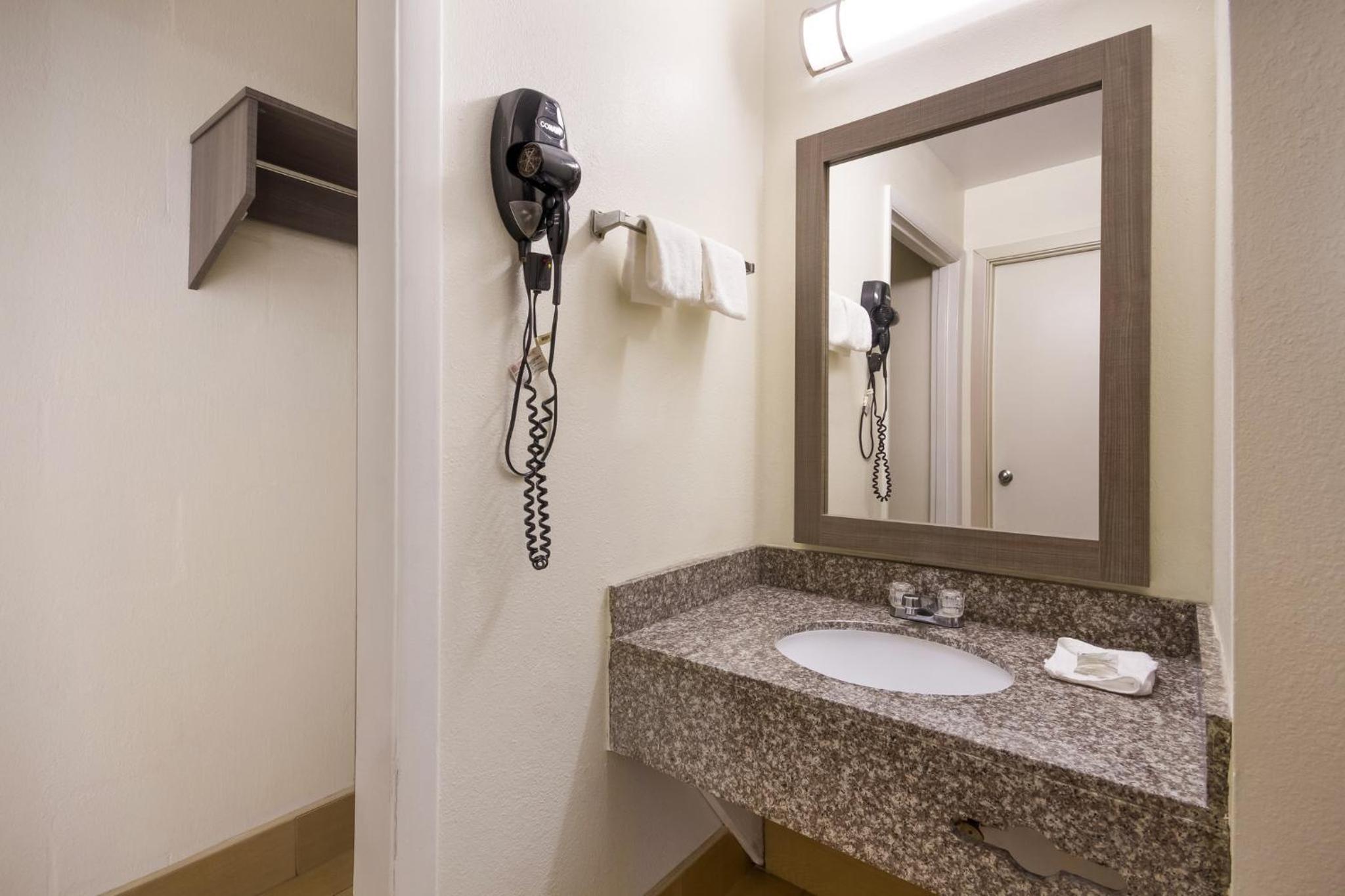  Deluxe Queen Room with Two Queen Beds - Disability Access/Non-Smoking - Photo 6