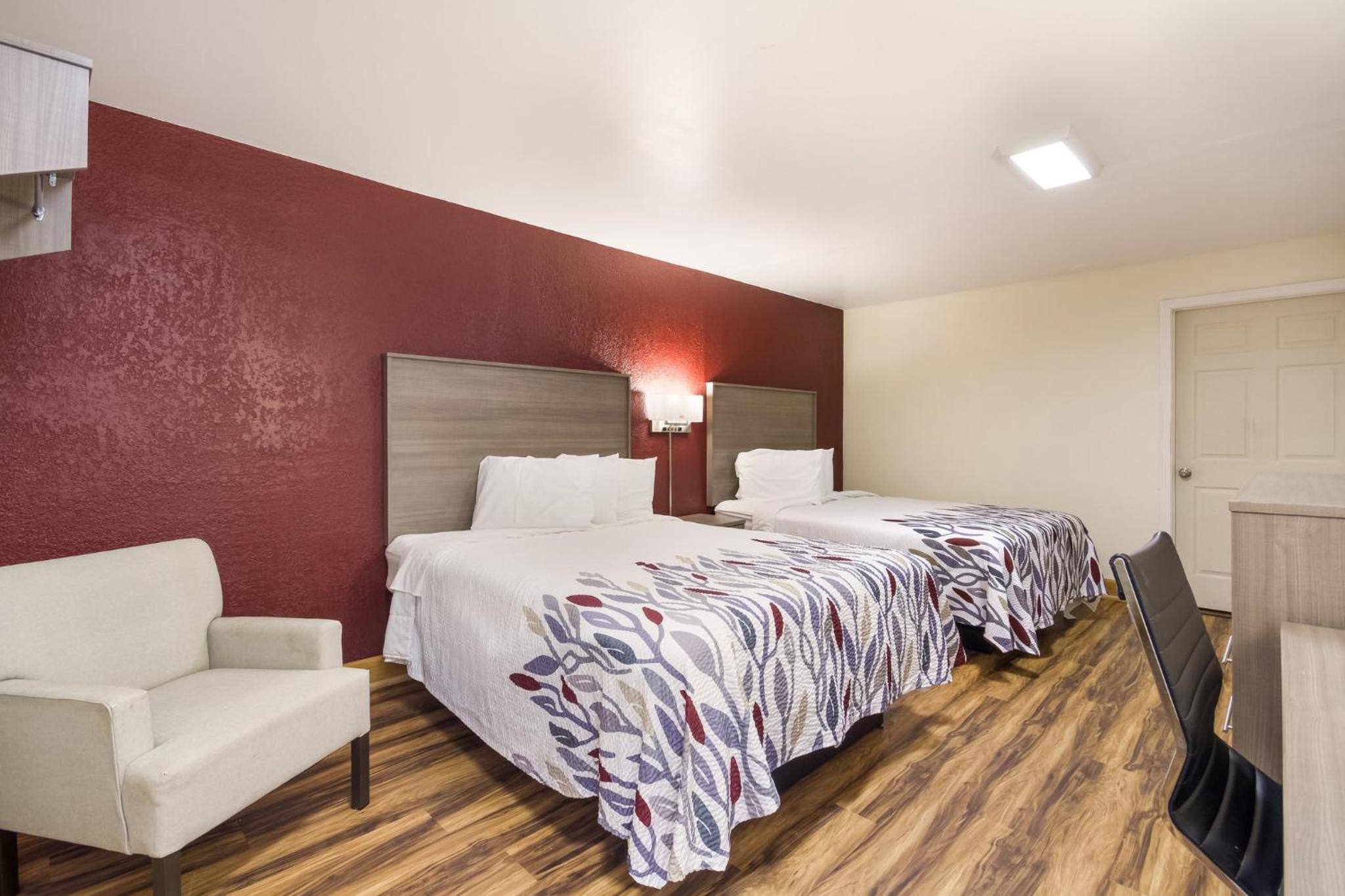 Deluxe Queen Room with Two Queen Beds - Non-Smoking - Photo 2