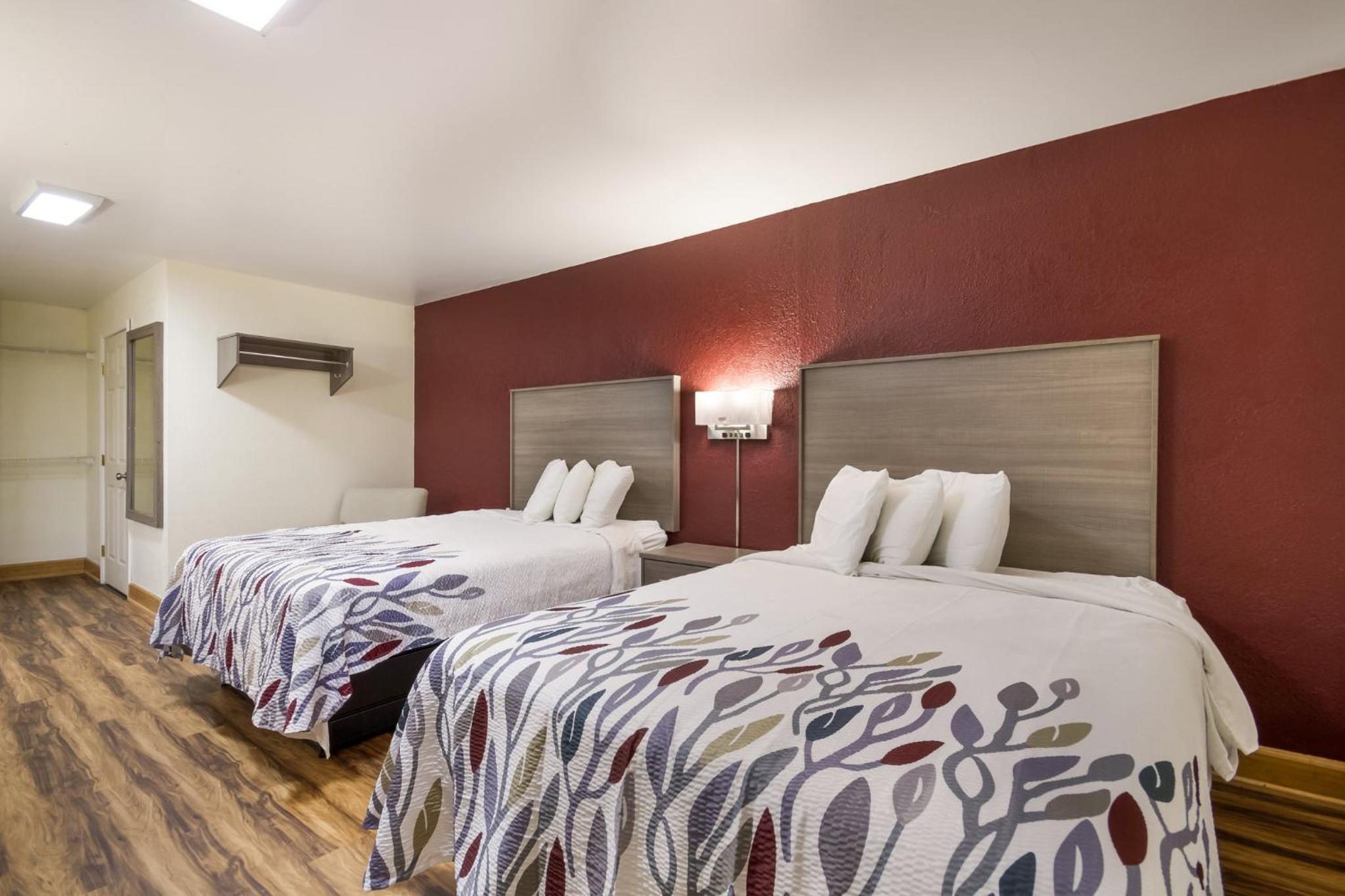 Deluxe Queen Room with Two Queen Beds - Non-Smoking - Photo 5
