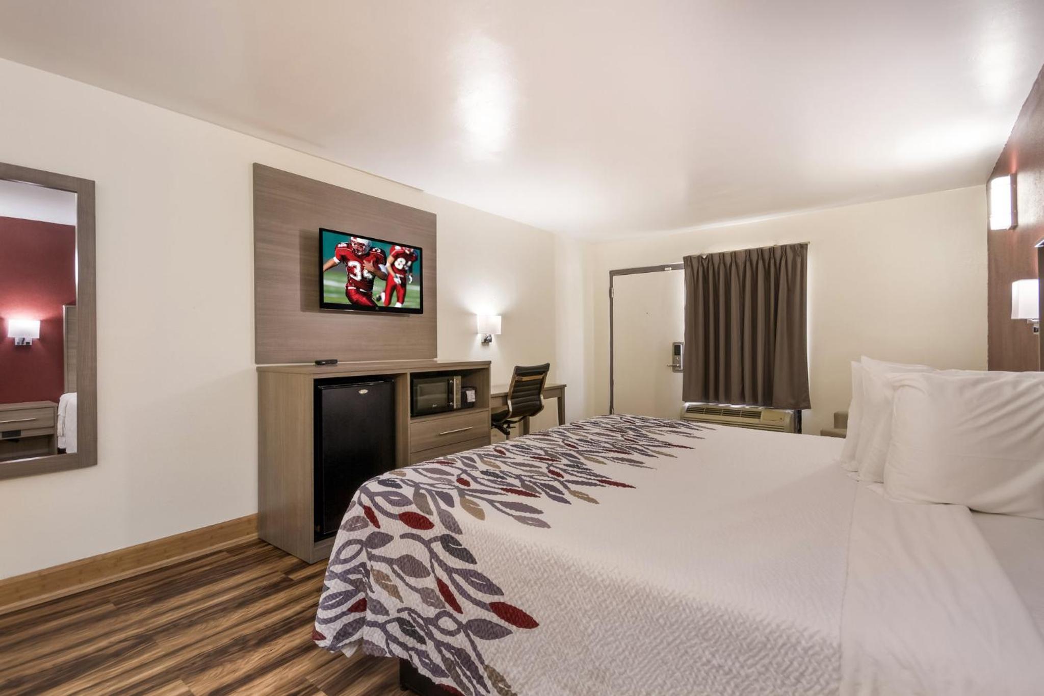 Deluxe King Room with One King Bed - Non-Smoking - Photo 4