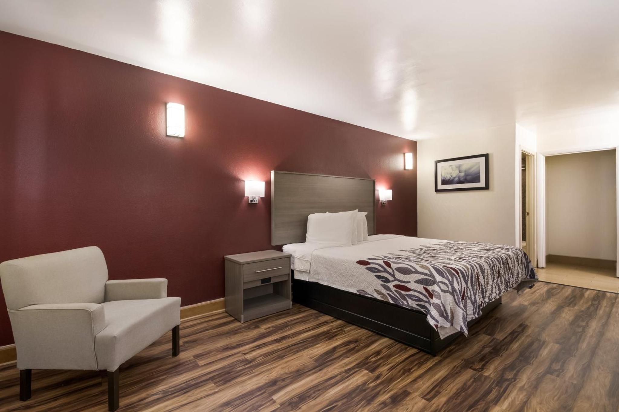 Deluxe King Room with One King Bed - Non-Smoking - Photo 3