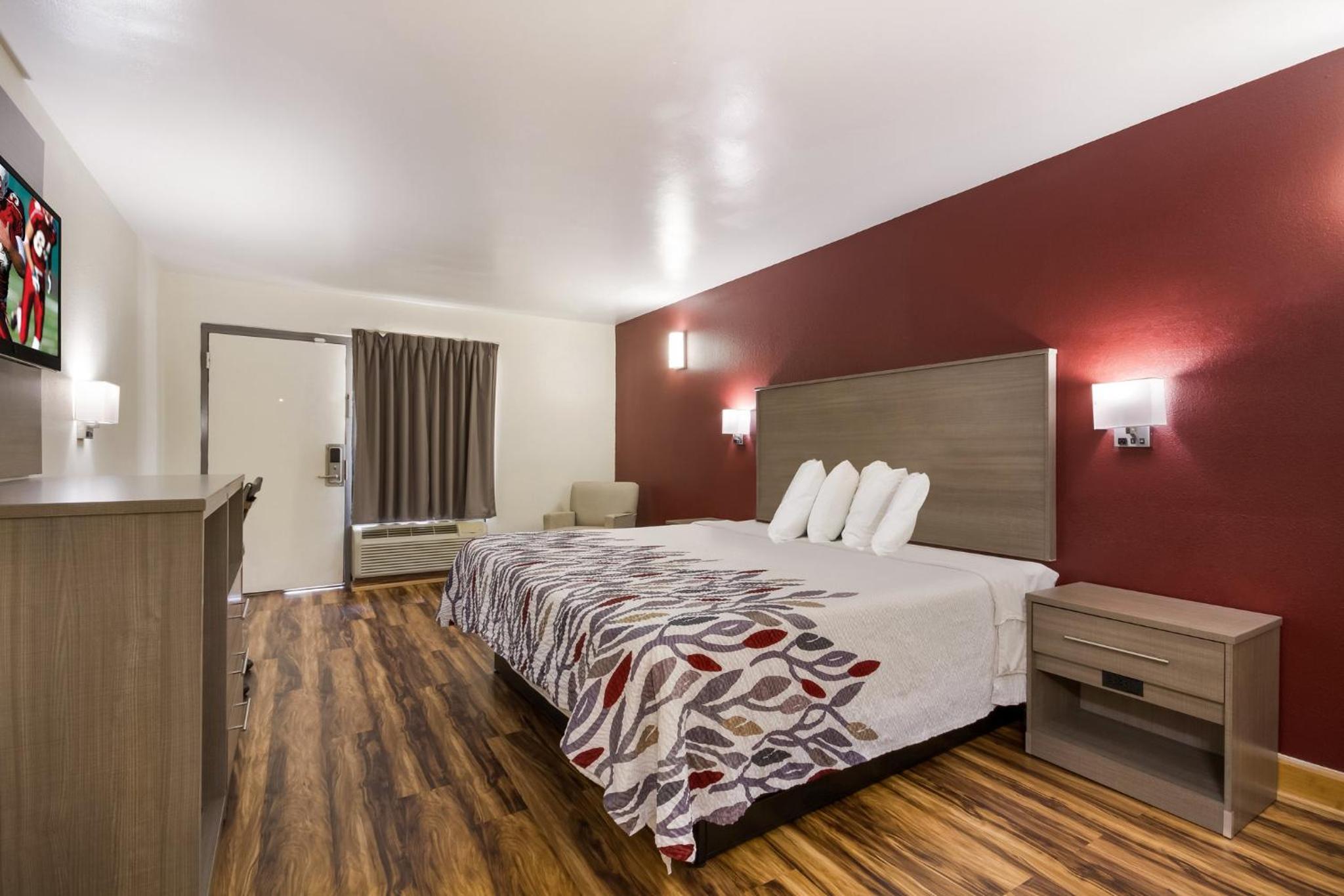 Deluxe King Room with One King Bed - Non-Smoking - Photo 2