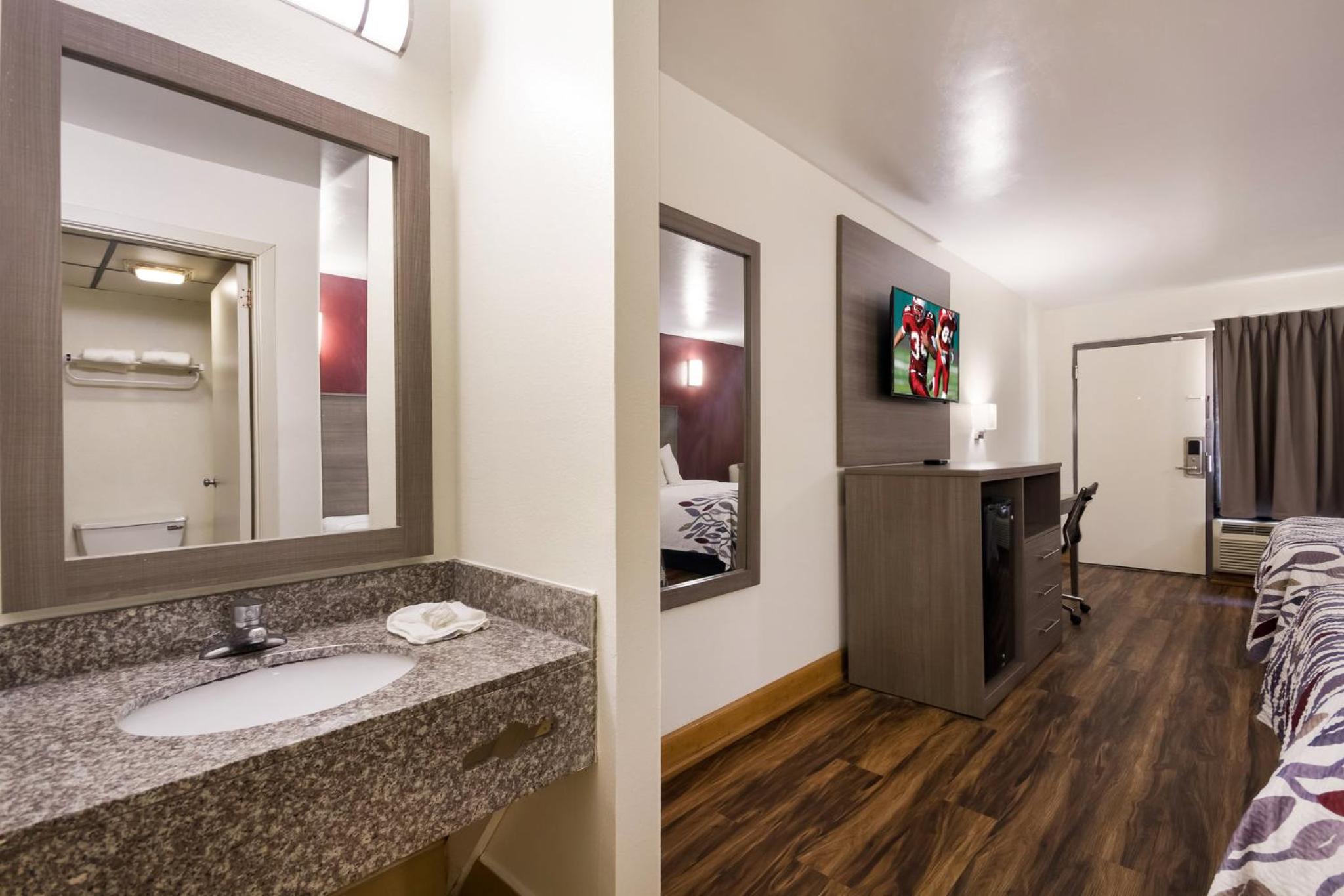  Deluxe Queen Room with Two Queen Beds - Disability Access/Non-Smoking - Photo 3