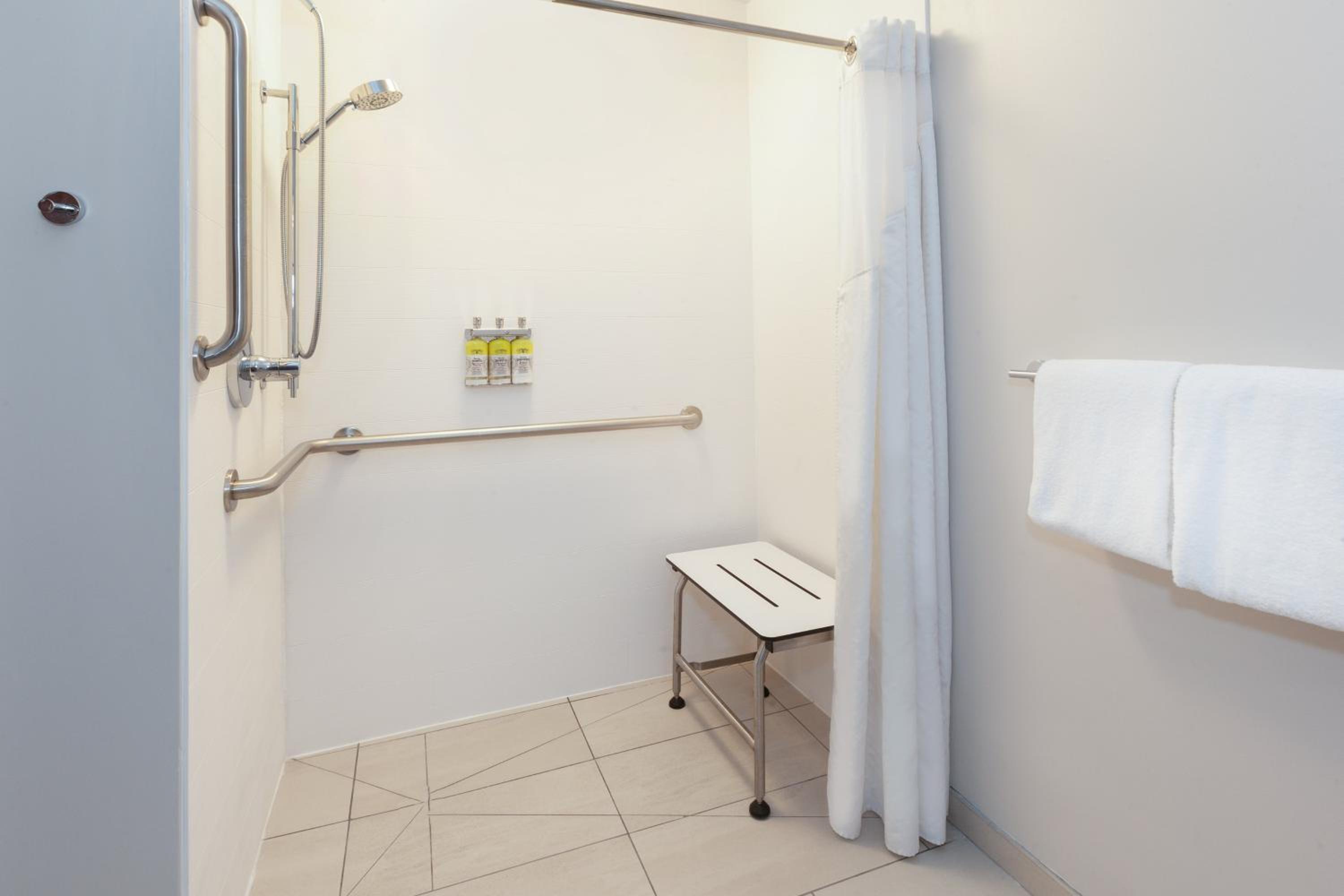 King Room with Roll In Shower - Non-Smoking - Photo 3