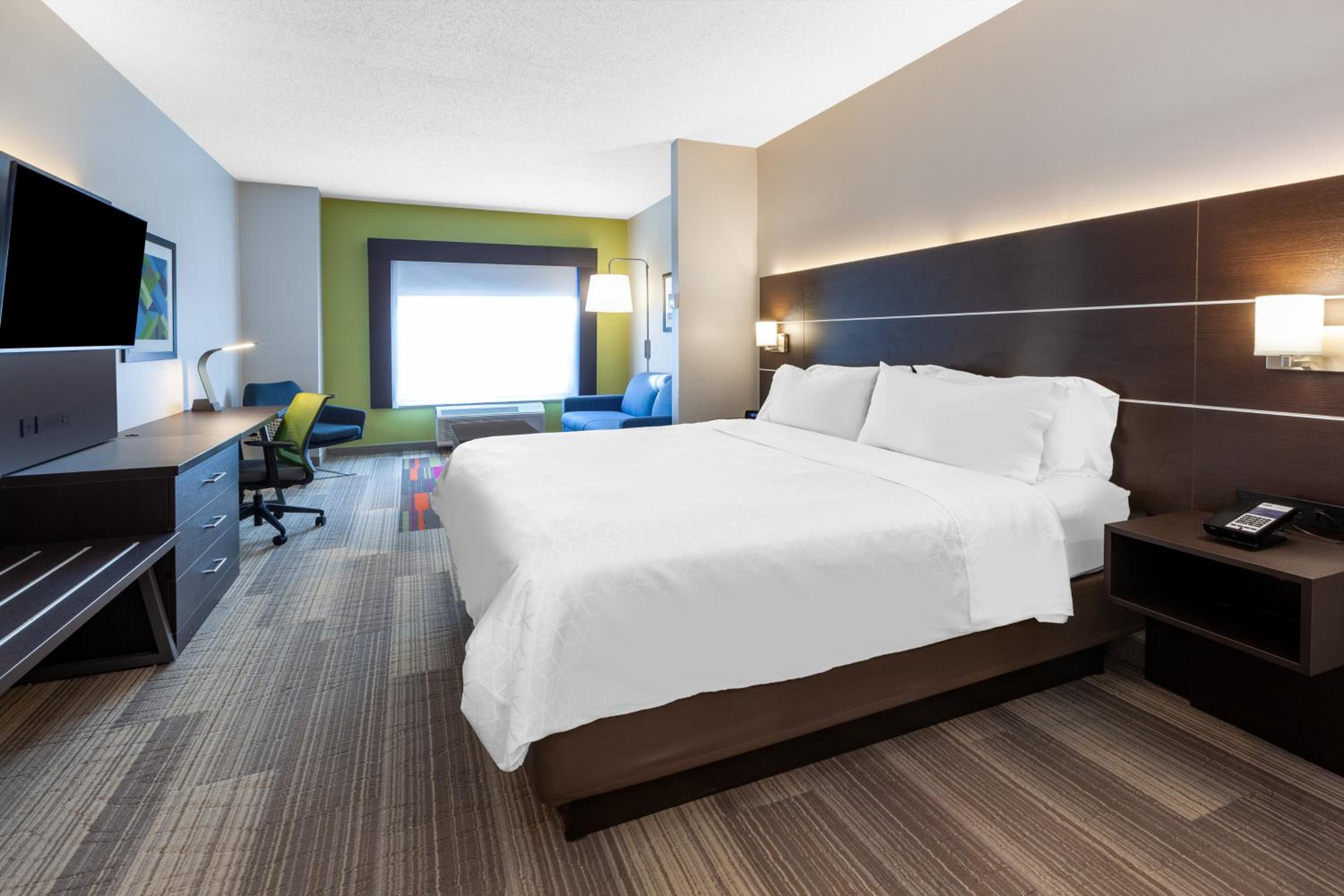 Suite with Jetted Tub - Non-Smoking - Photo 4