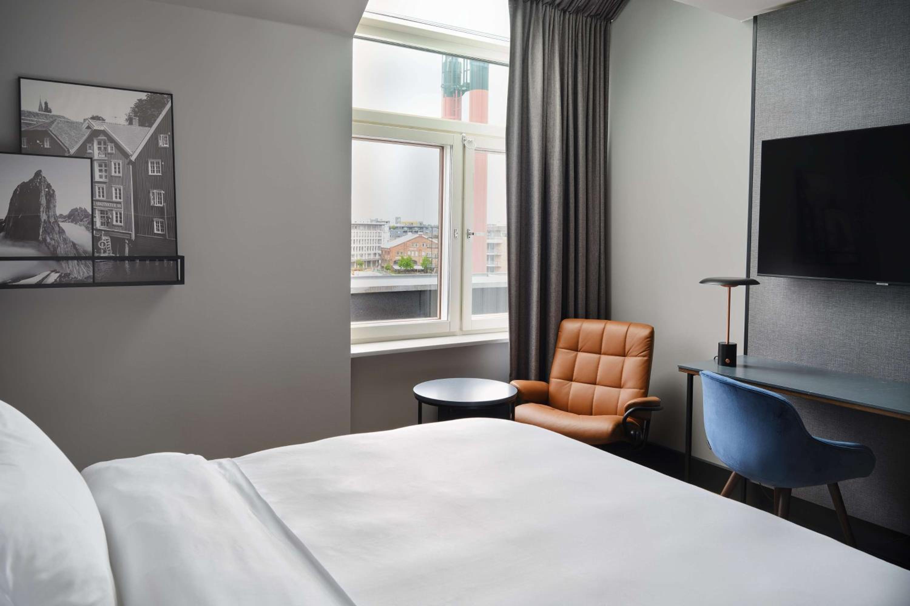 Premium Room with Skyline View - Photo 3
