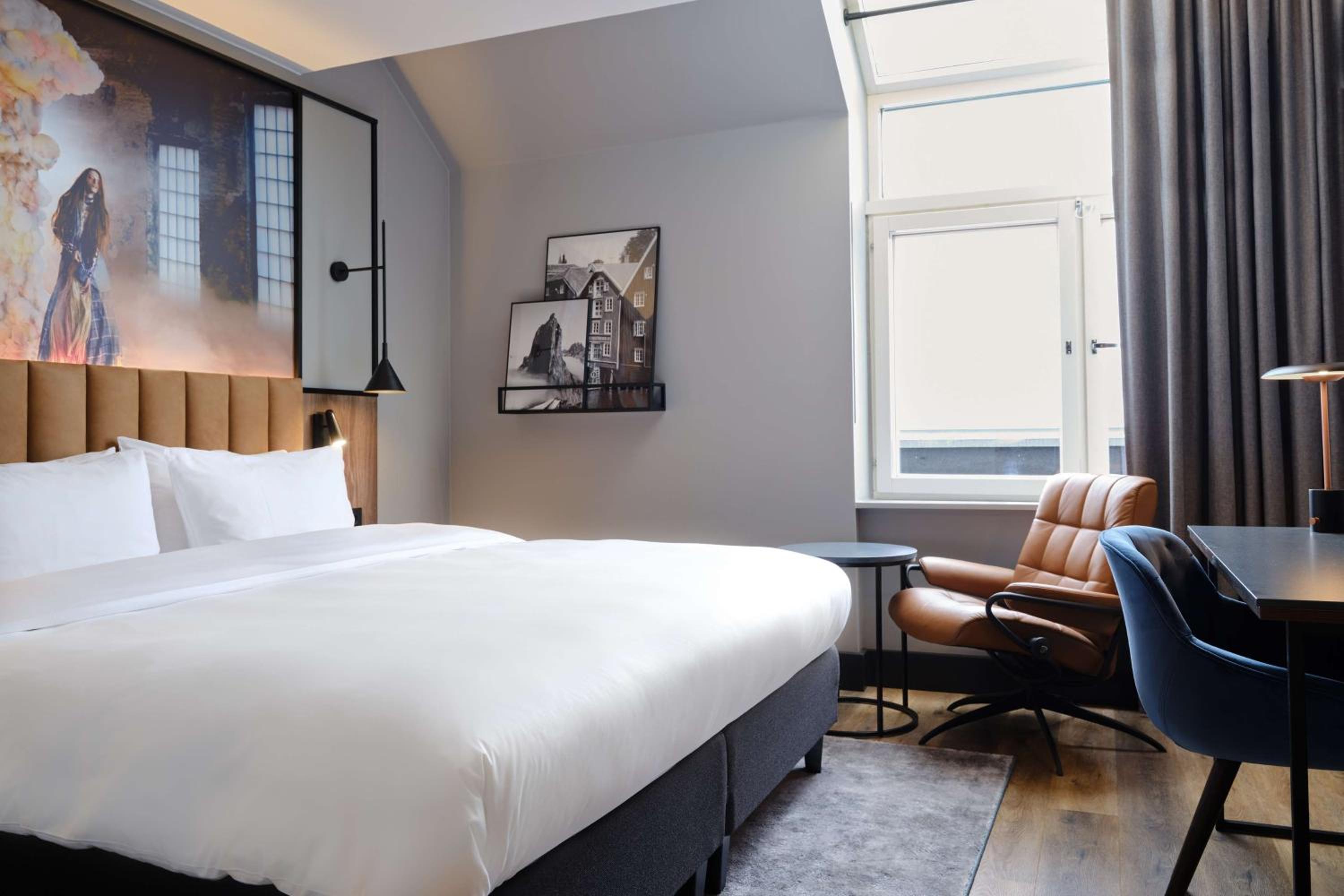Premium Room with Skyline View - Photo 2