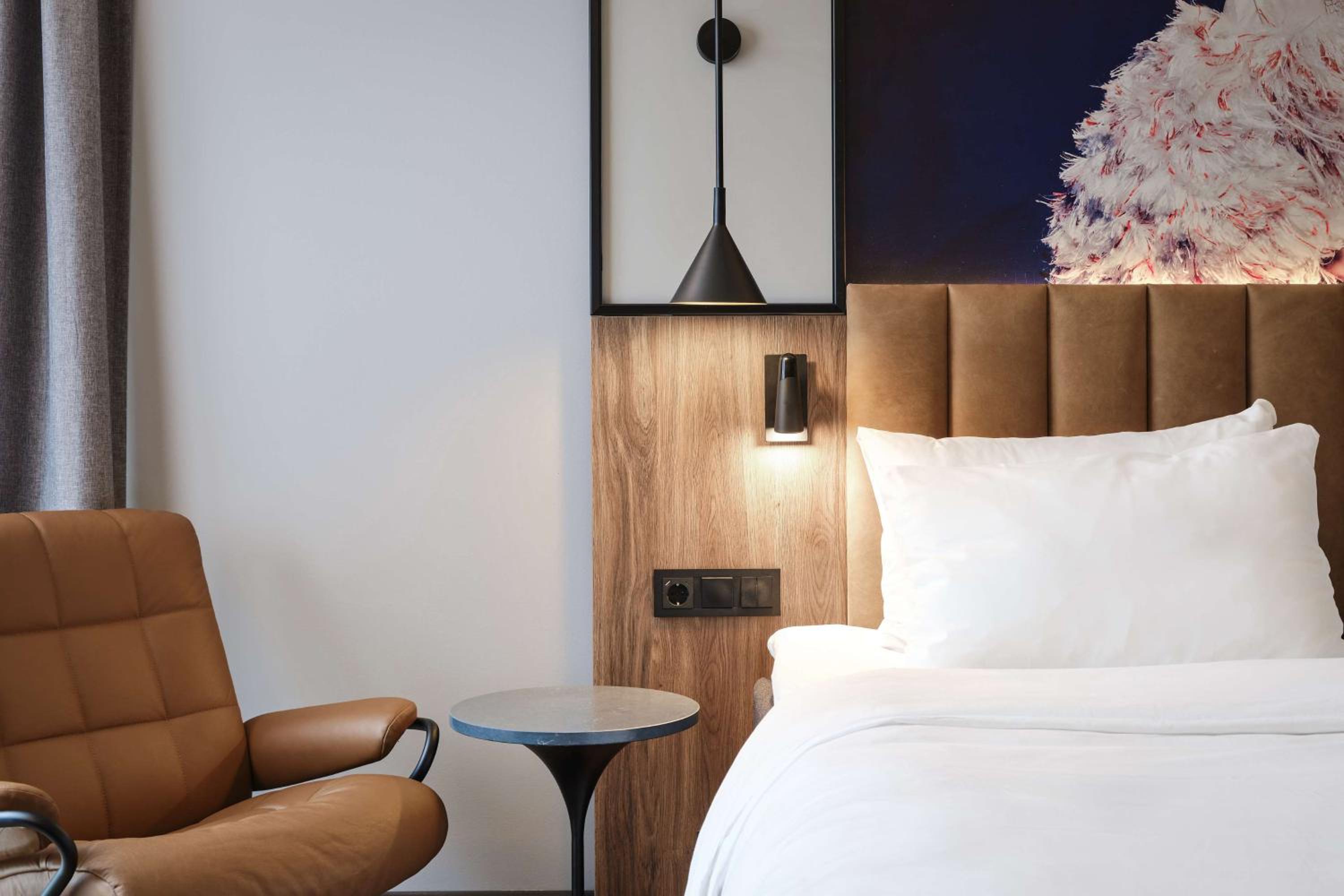 Premium Room with Skyline View - Photo 5