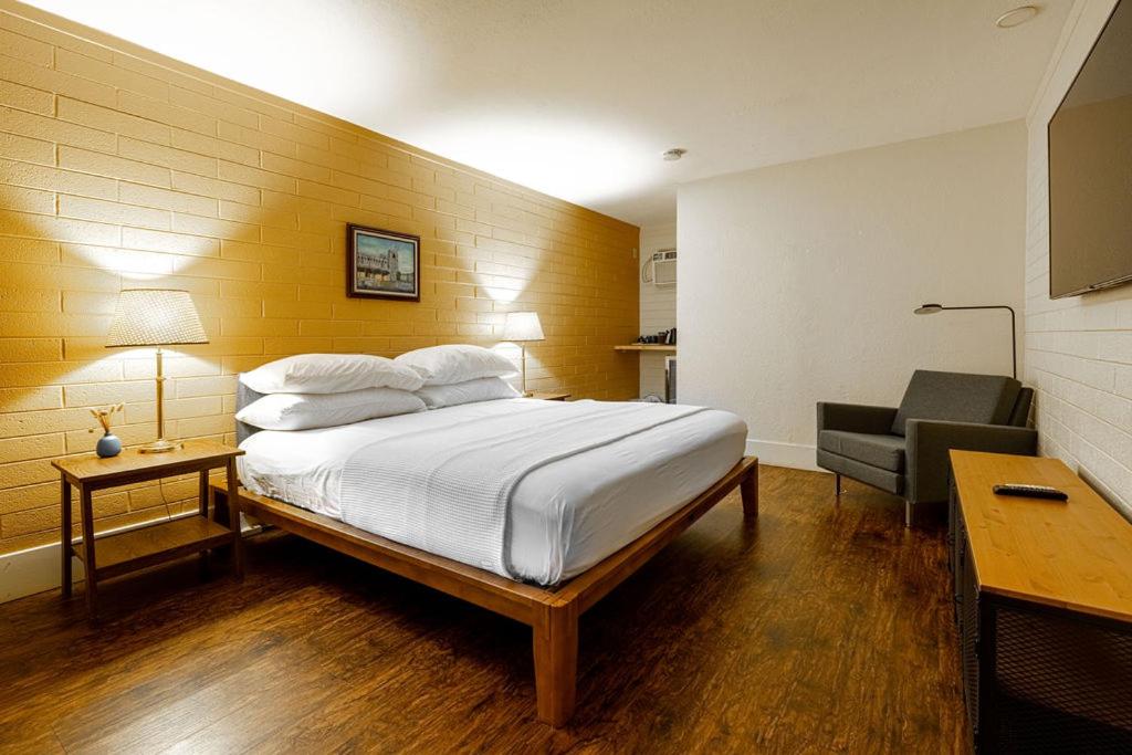 Standard King Room - Photo 1