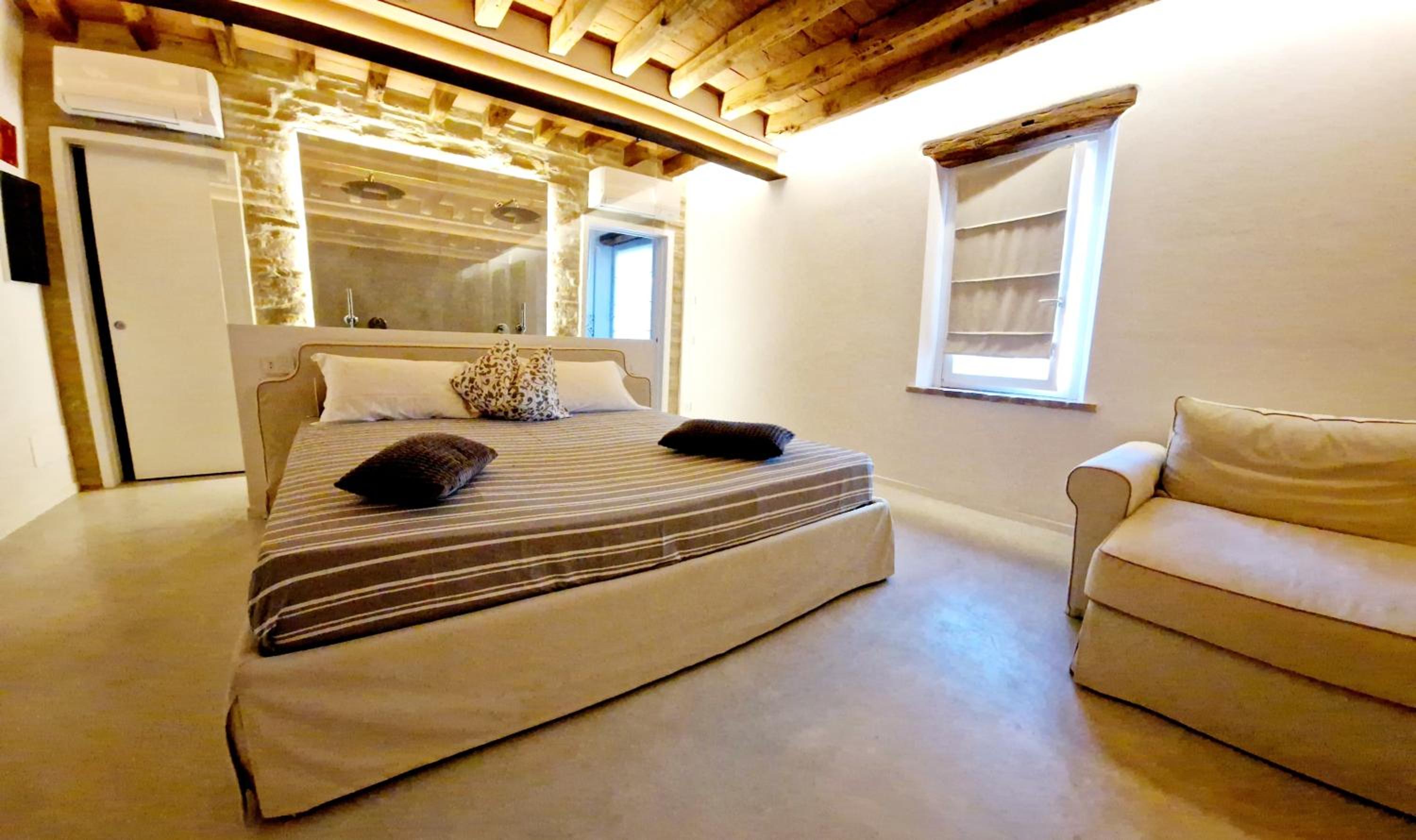 King Suite with Spa Bath photo 1