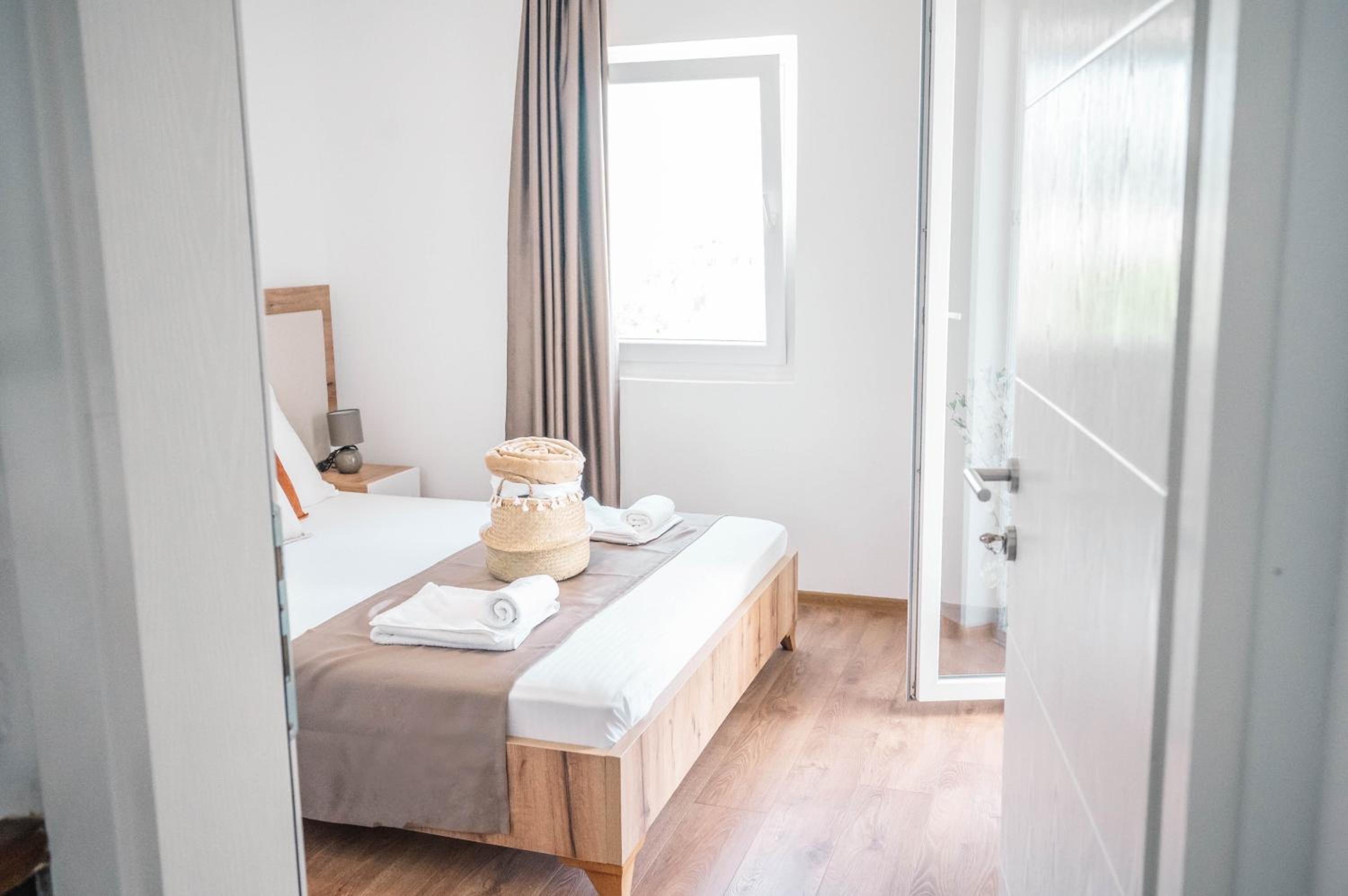 Double Room with Balcony and Sea View - Photo 3