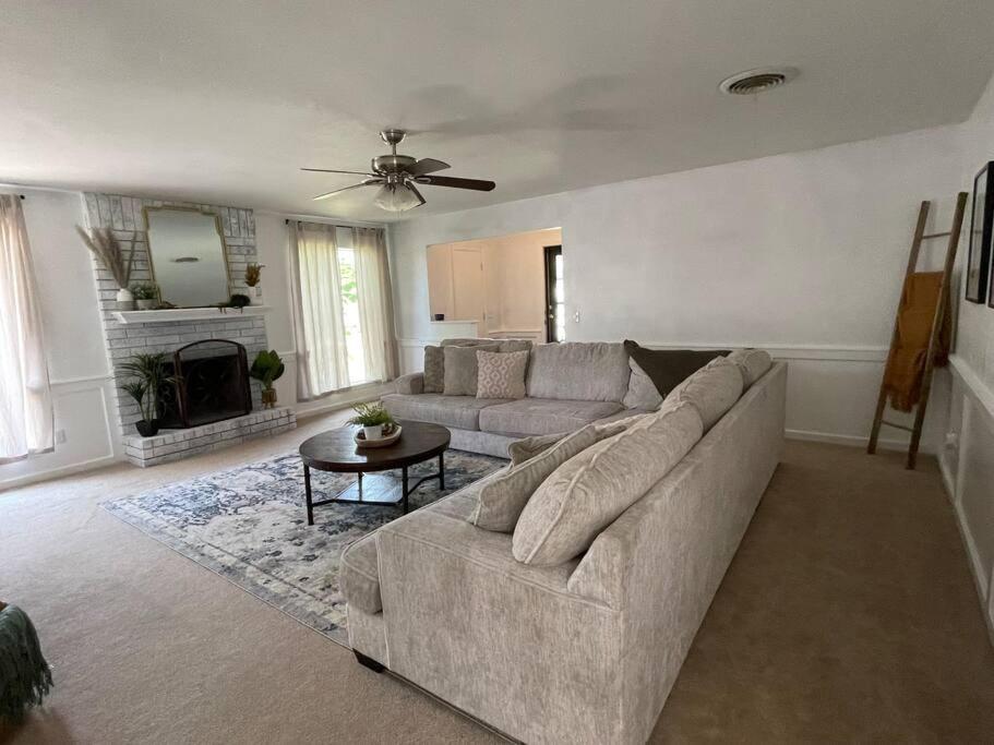 Six-Bedroom House photo 1