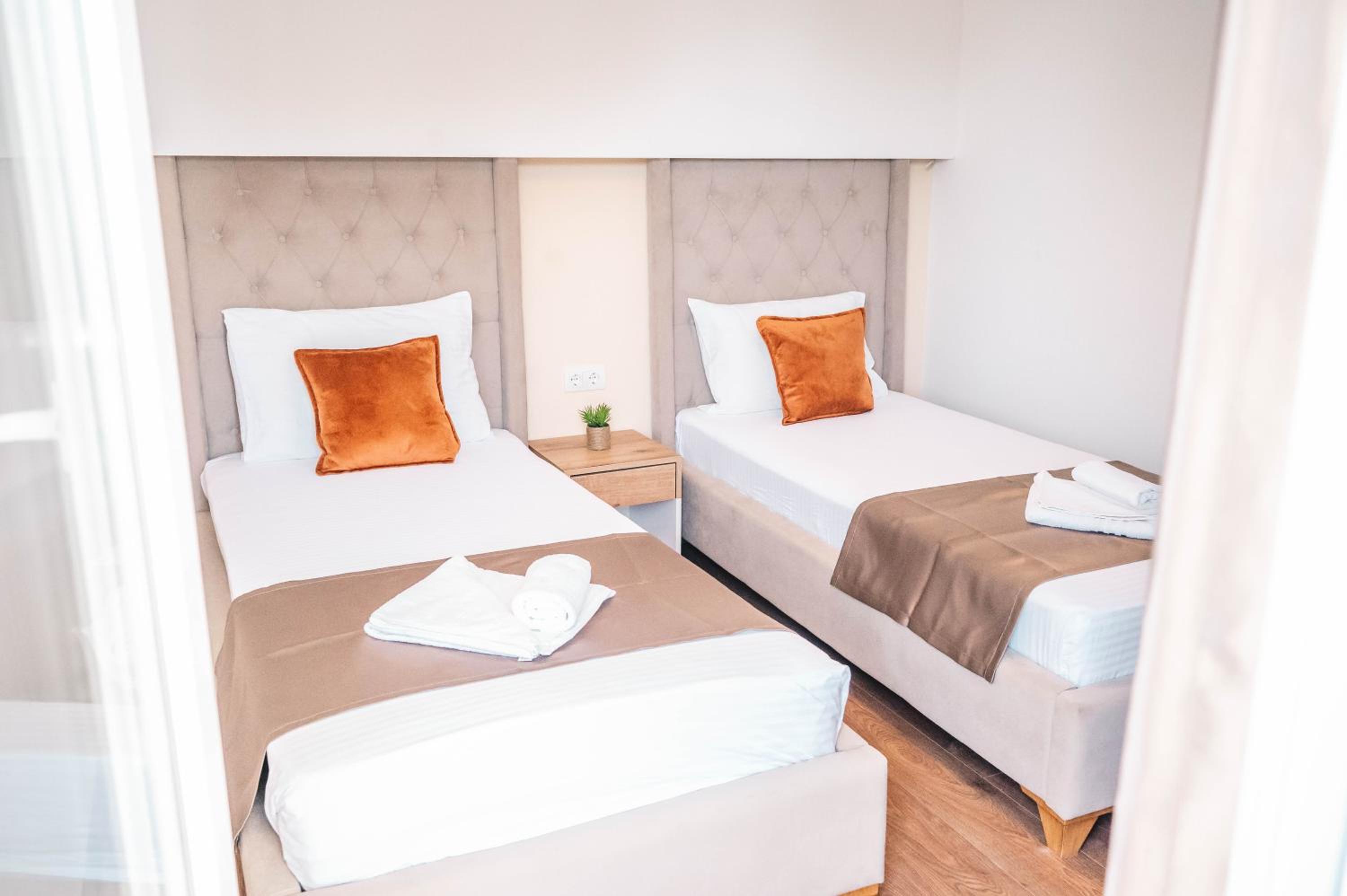 Two-Bedroom Apartment with Balcony and Sea View - Photo 4