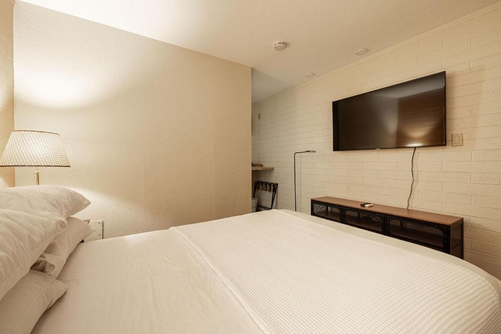 Standard Queen Room - Adults Only - Photo 1