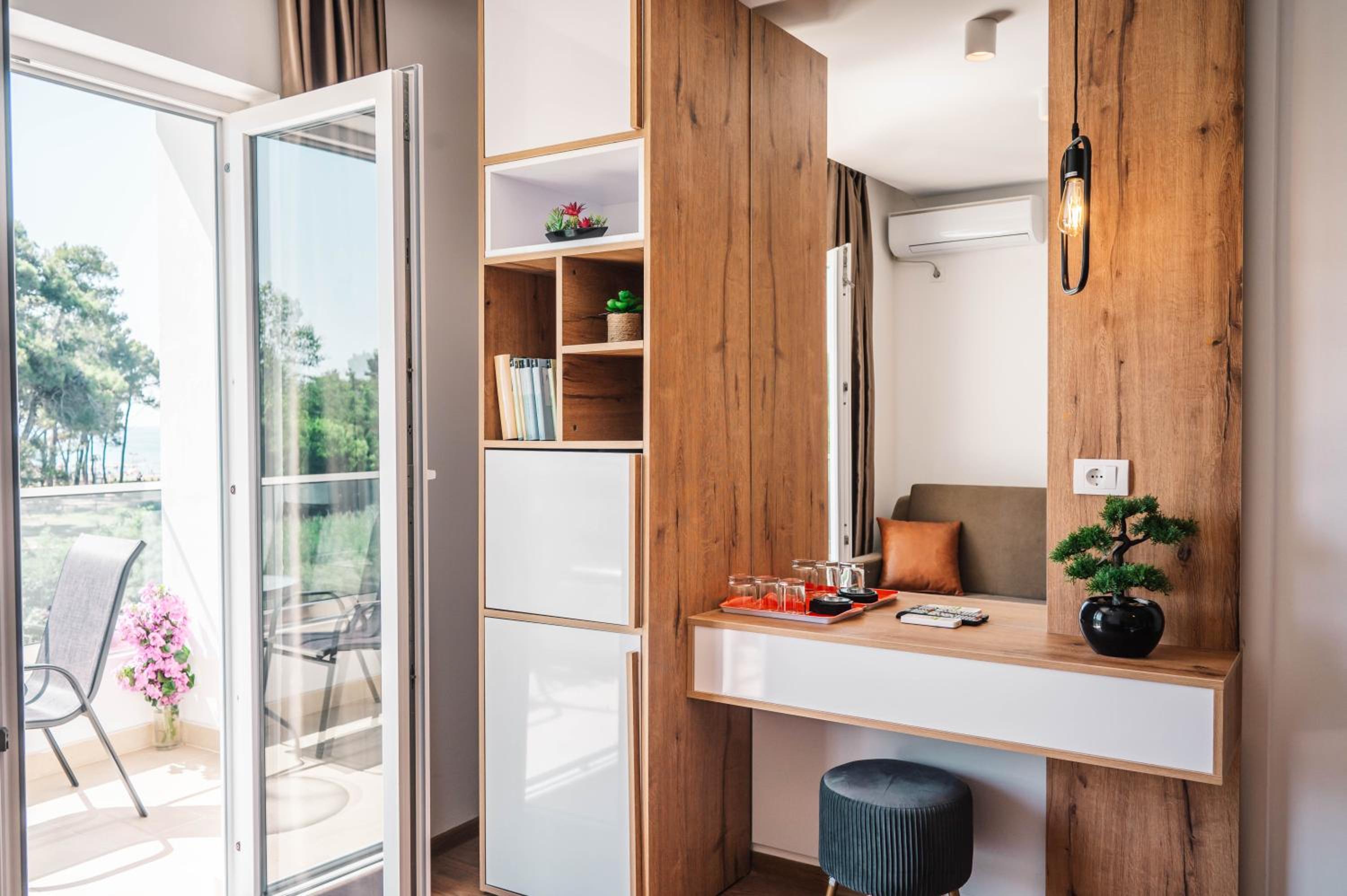 Double Room with Balcony and Sea View - Photo 7