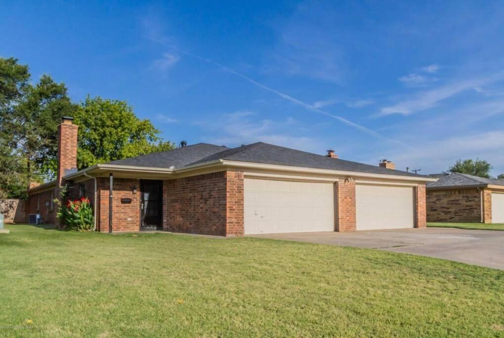 Six-Bedroom House photo 2
