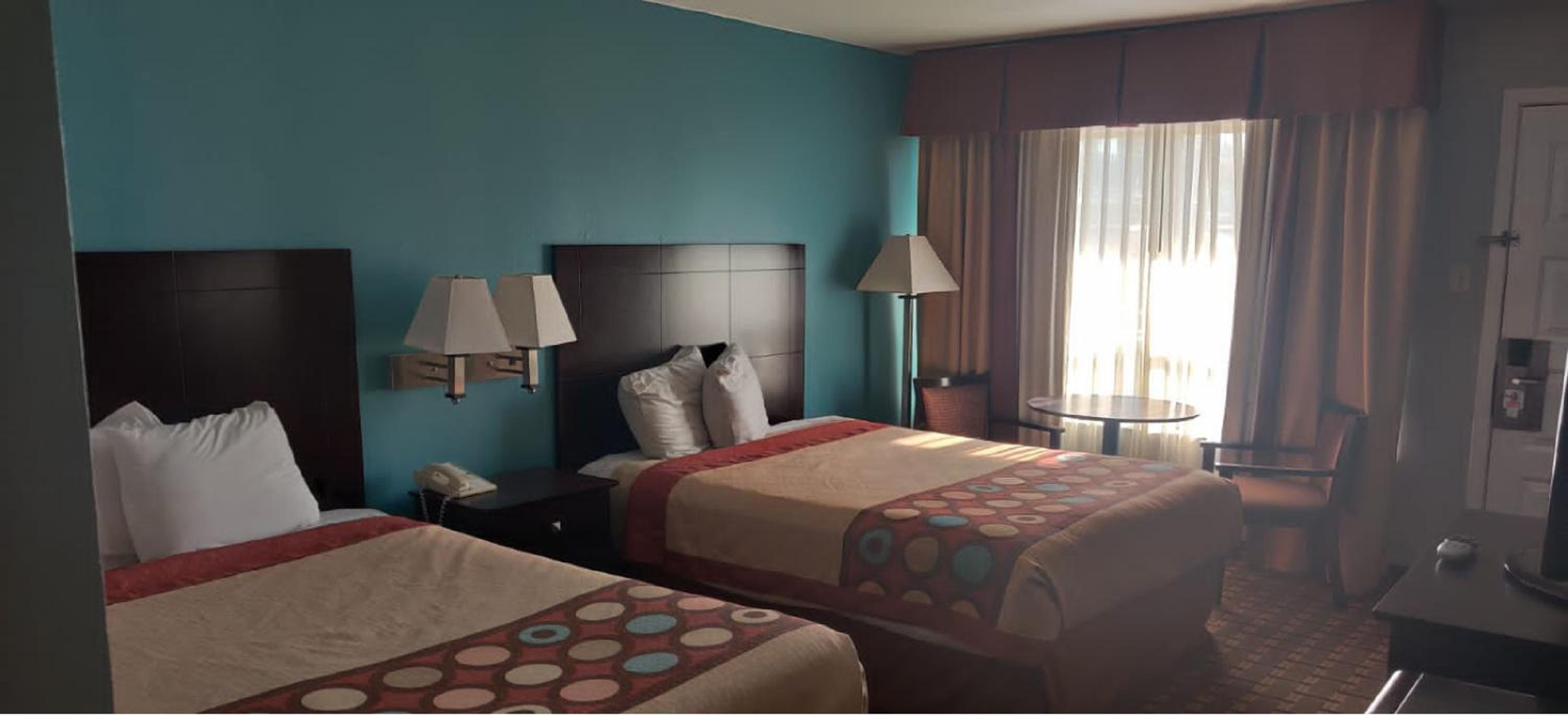 Queen Room with Two Queen Beds - Smoking - Photo 8