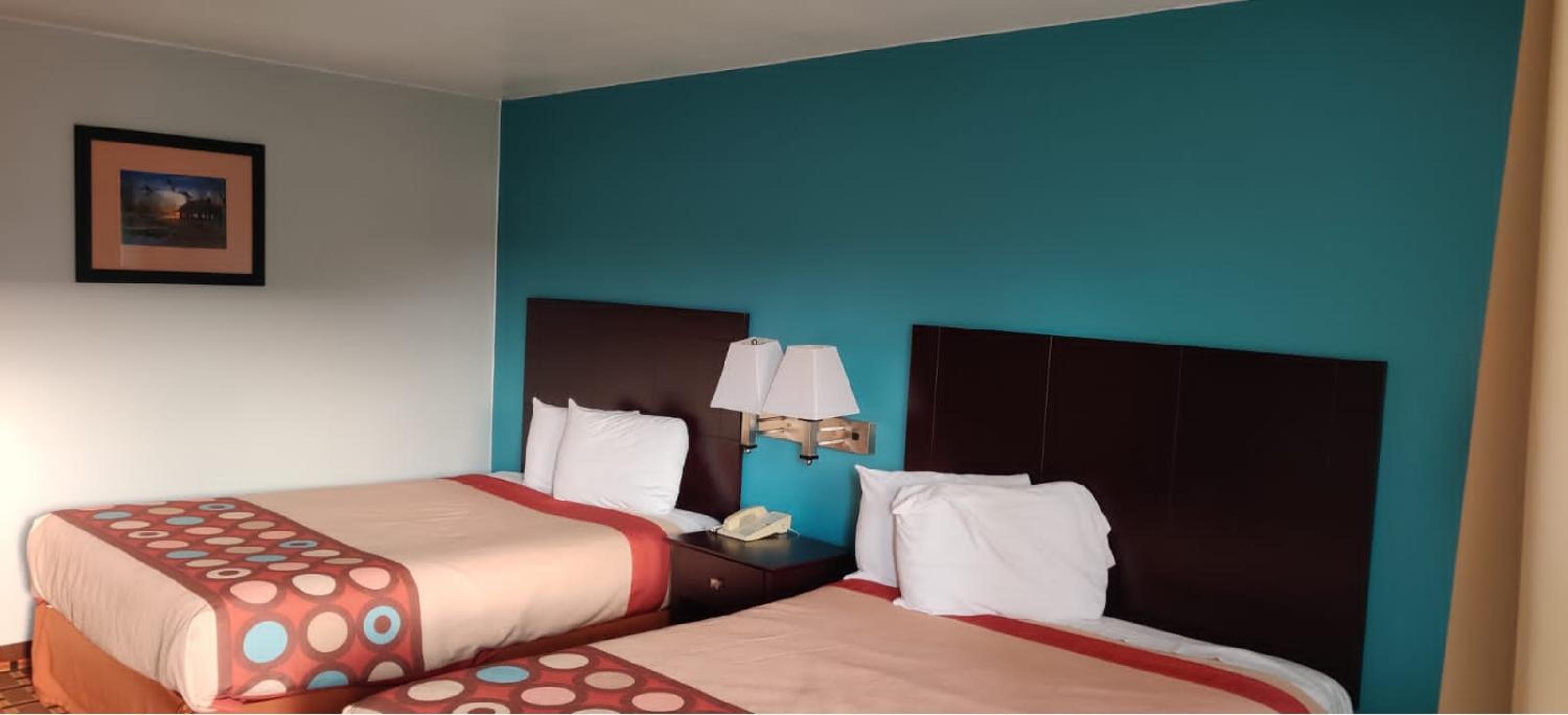 Queen Room with Two Queen Beds - Smoking - Photo 7