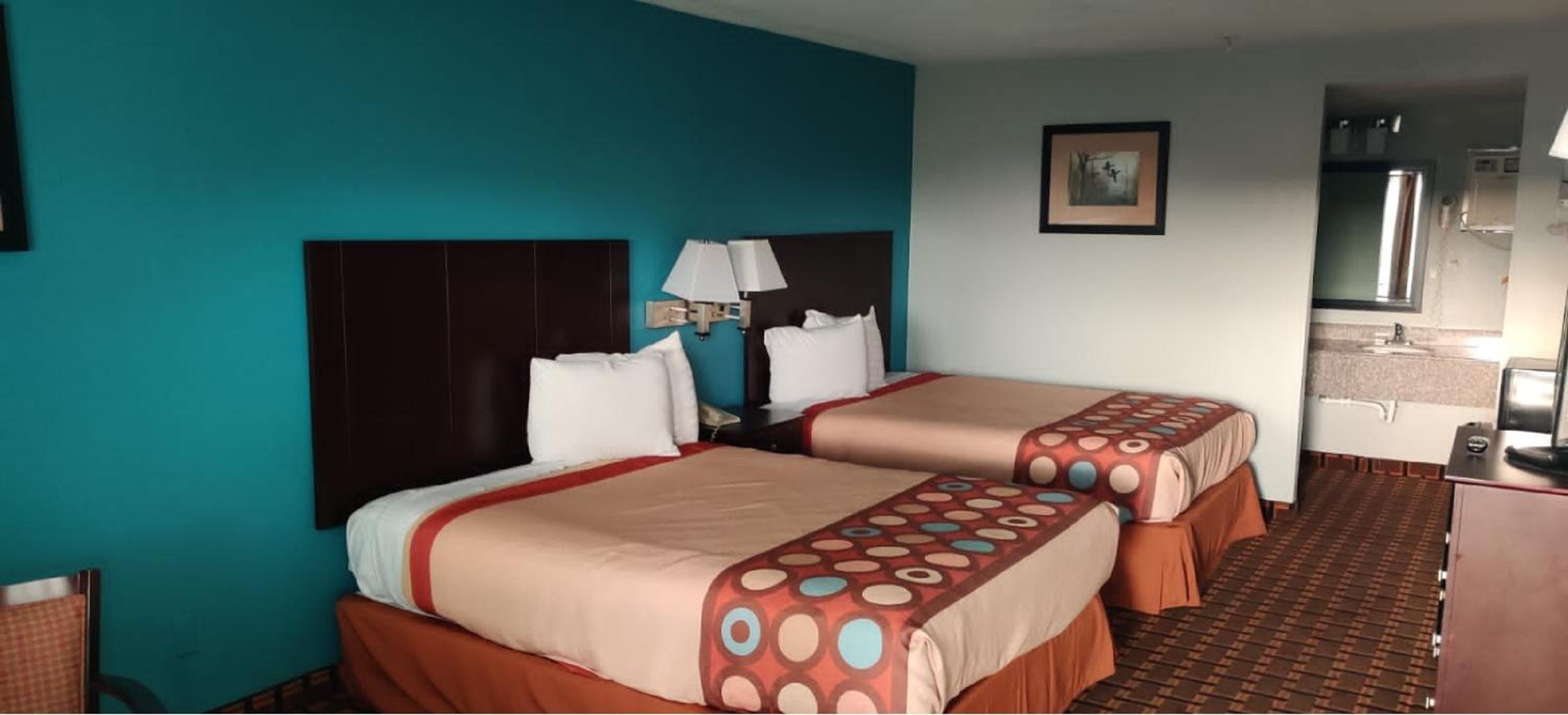 Queen Room with Two Queen Beds - Smoking - Photo 5