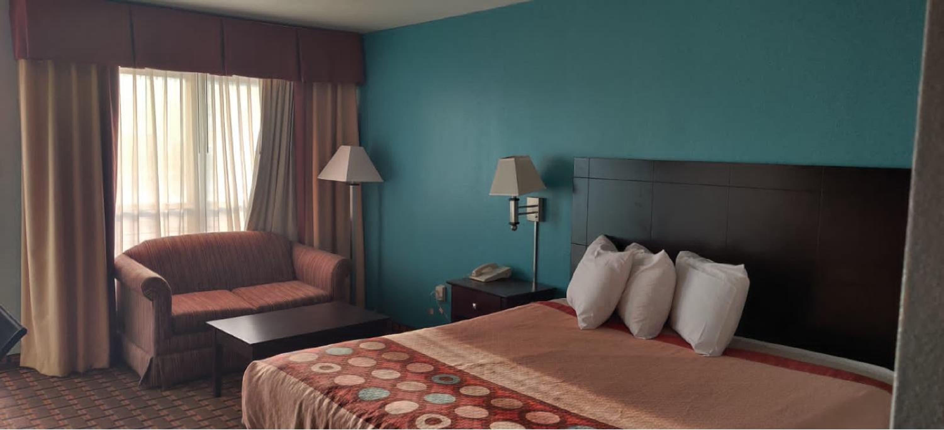 King Room - Non-Smoking - Photo 6