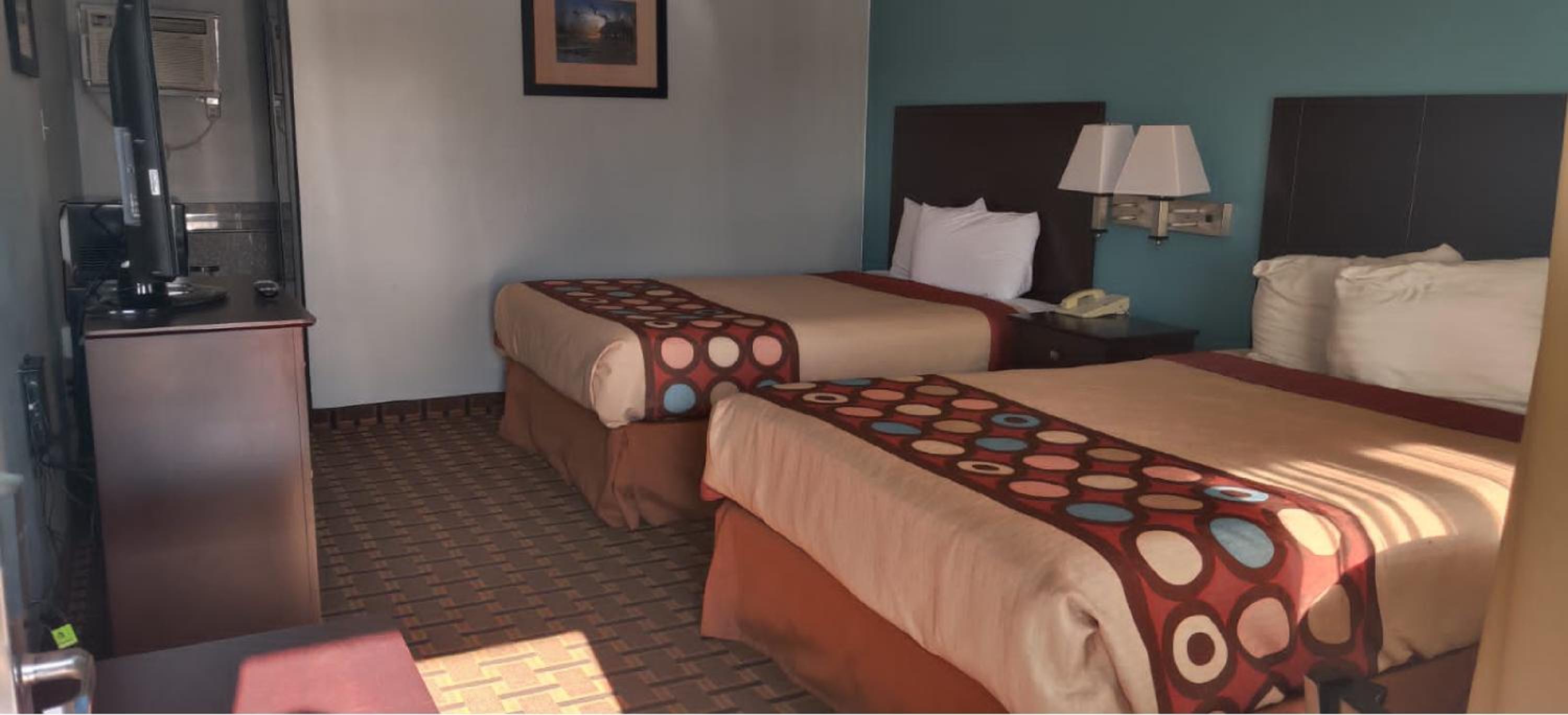 Queen Room with Two Queen Beds - Smoking - Photo 4