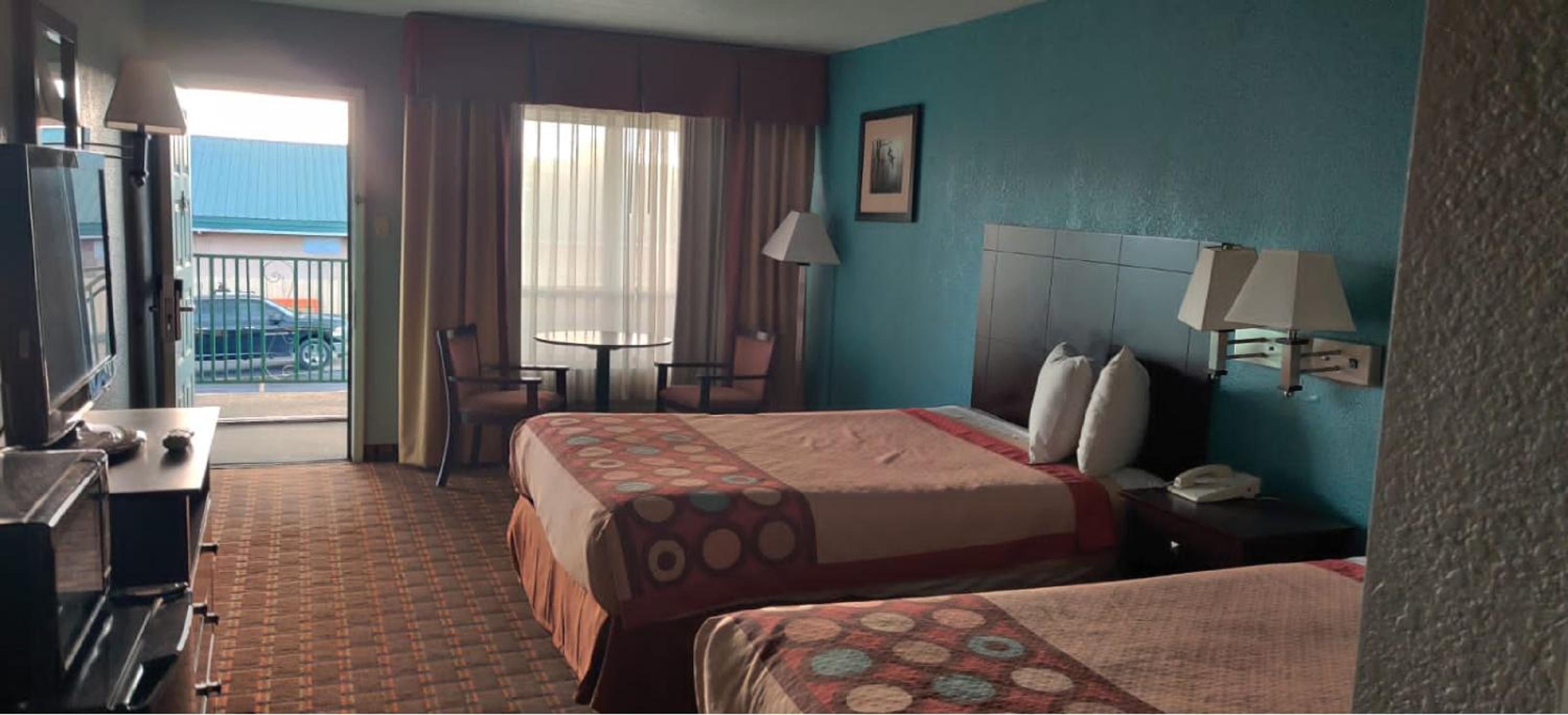 Queen Room with Two Queen Beds - Smoking - Photo 6
