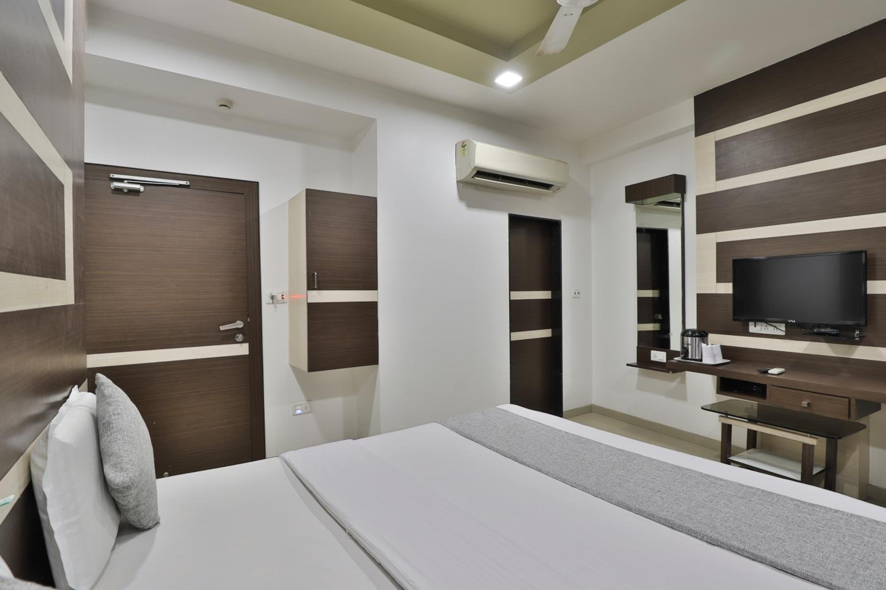 Deluxe Double or Twin Room - Photo 10