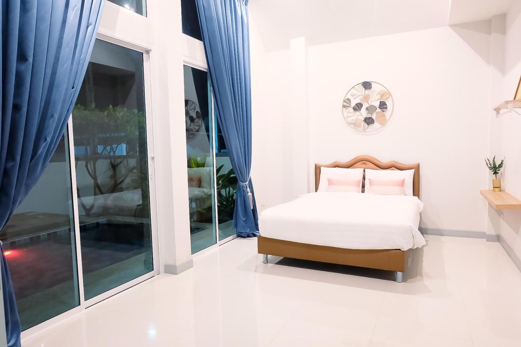 Villa - Photo 1