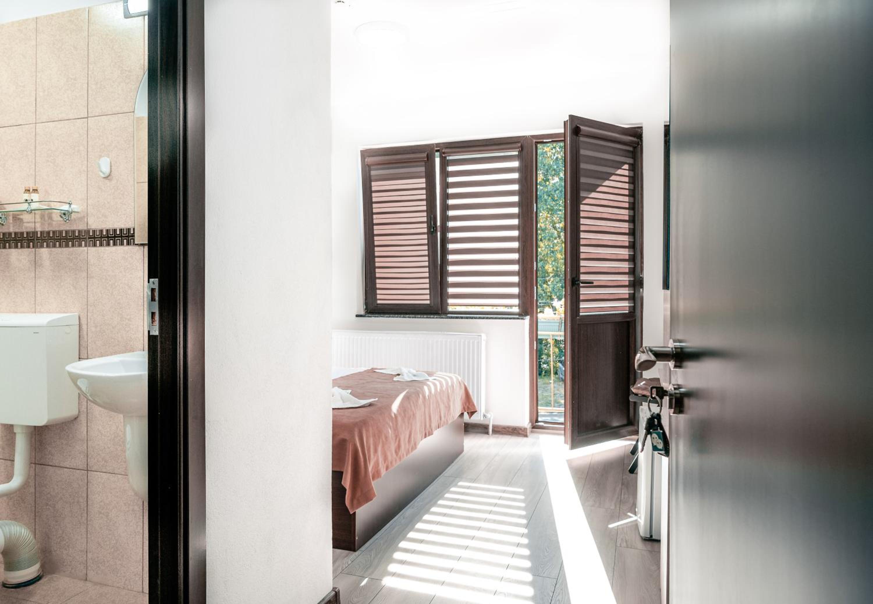 Deluxe Double Room - Photo 8