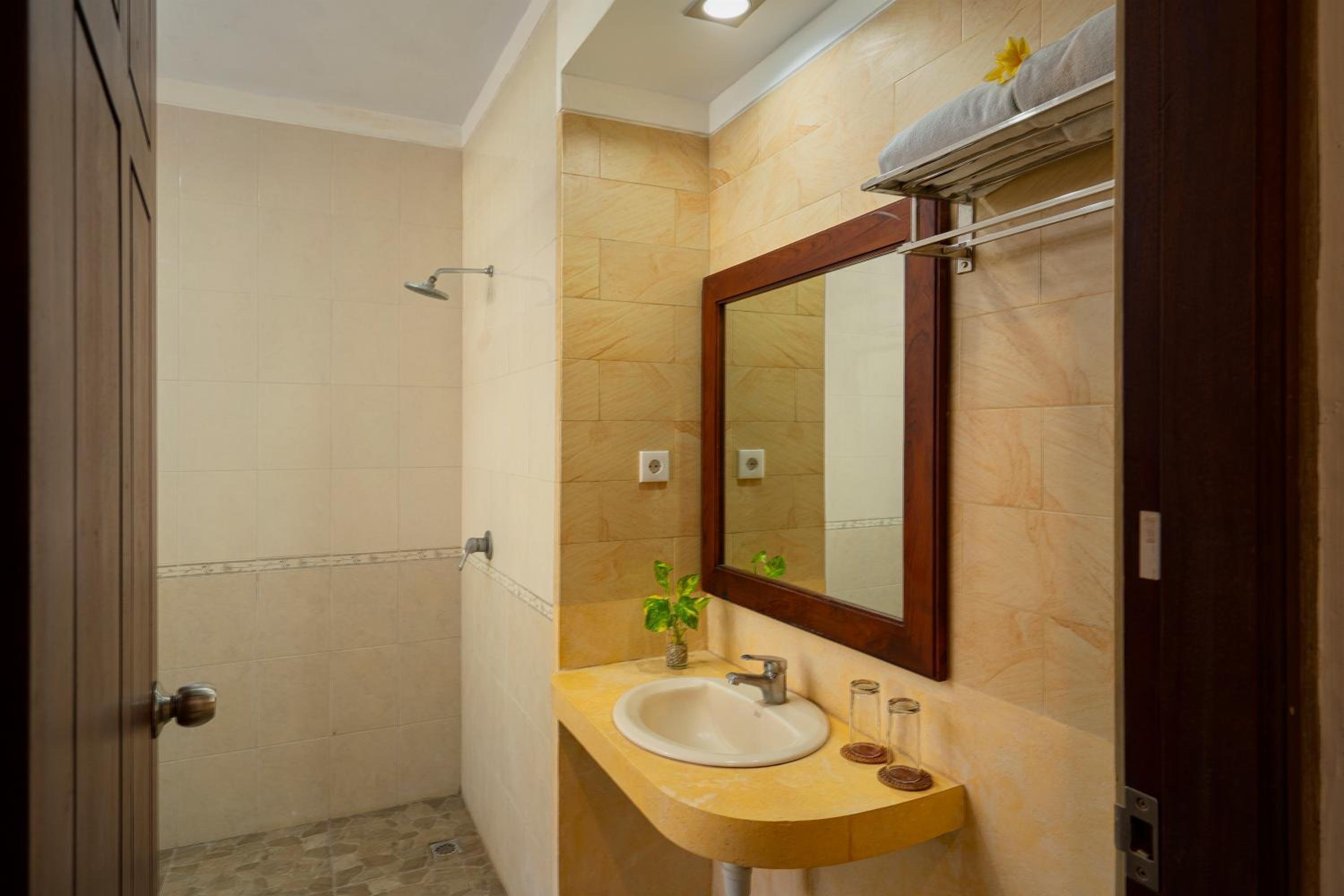 Deluxe Double with Pool View - Photo 5
