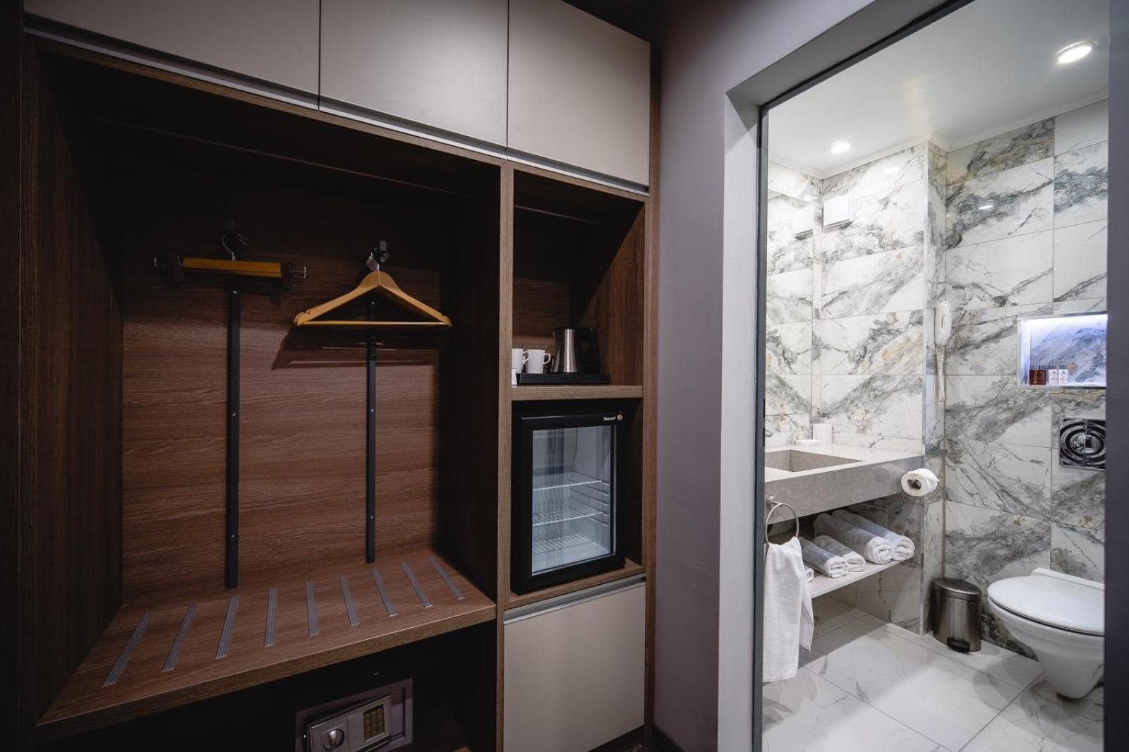 Deluxe Room - Photo 5