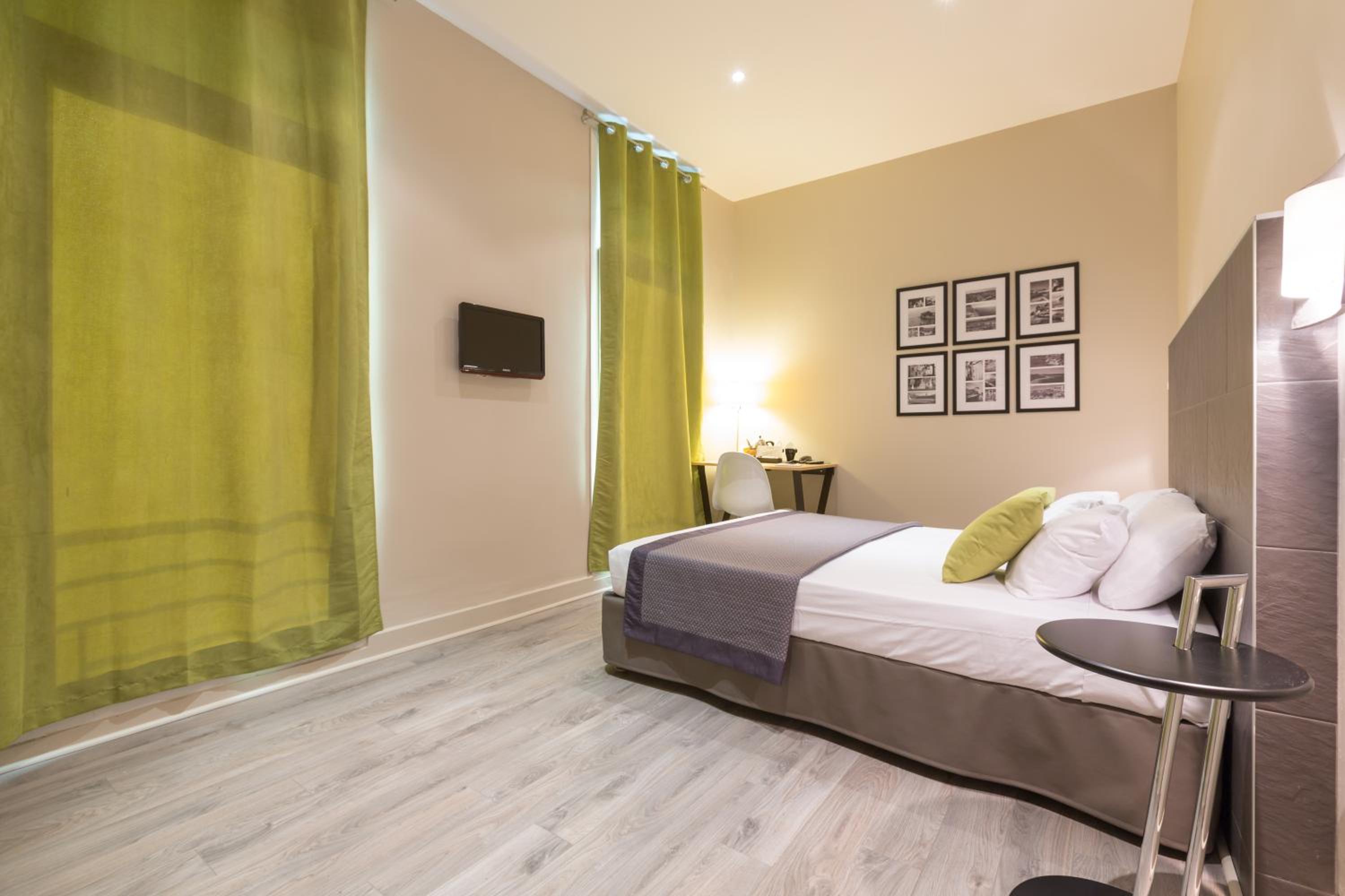 Double Room with Street View - Photo 19