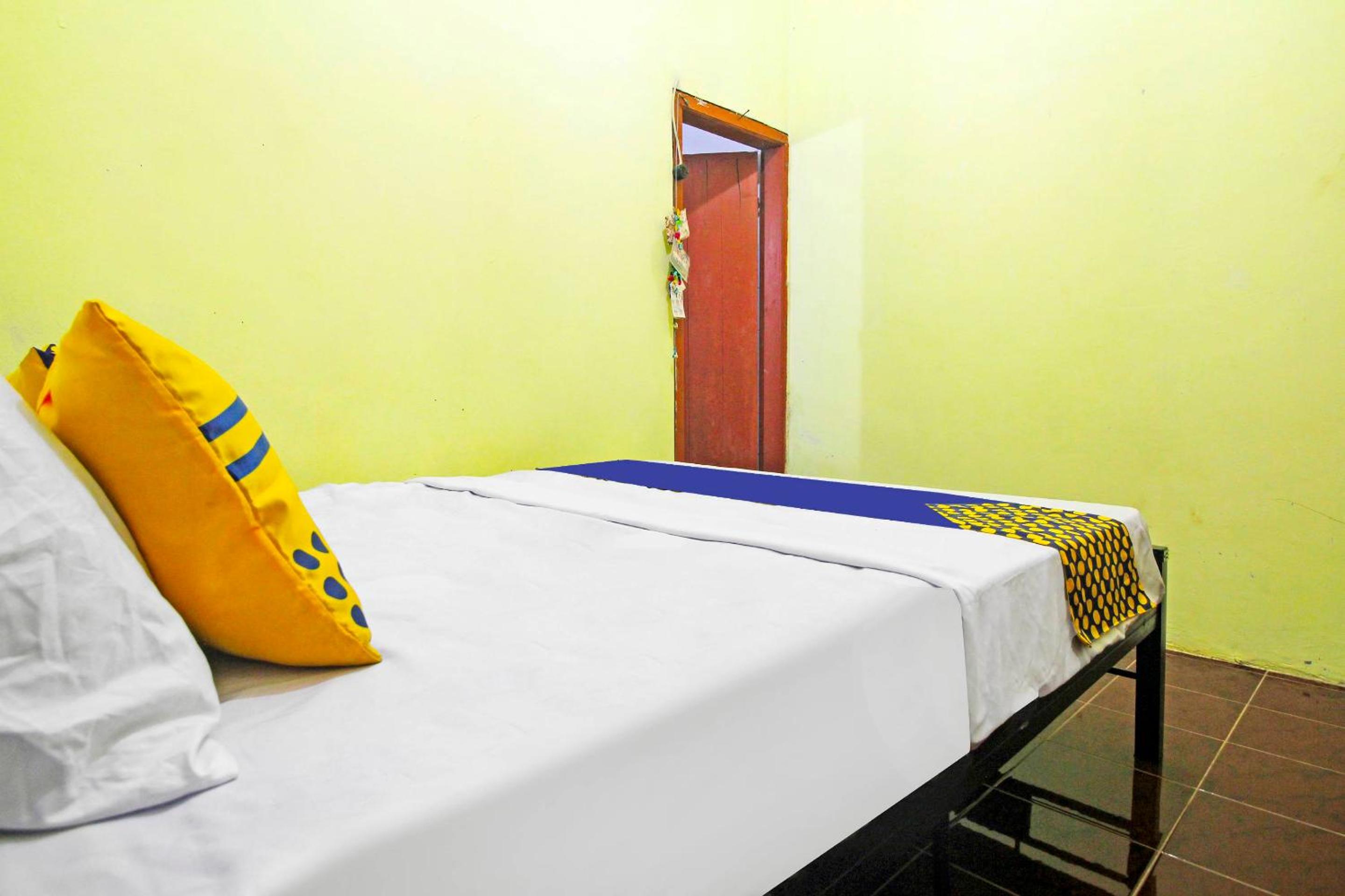 Budget Double Room - Photo 6