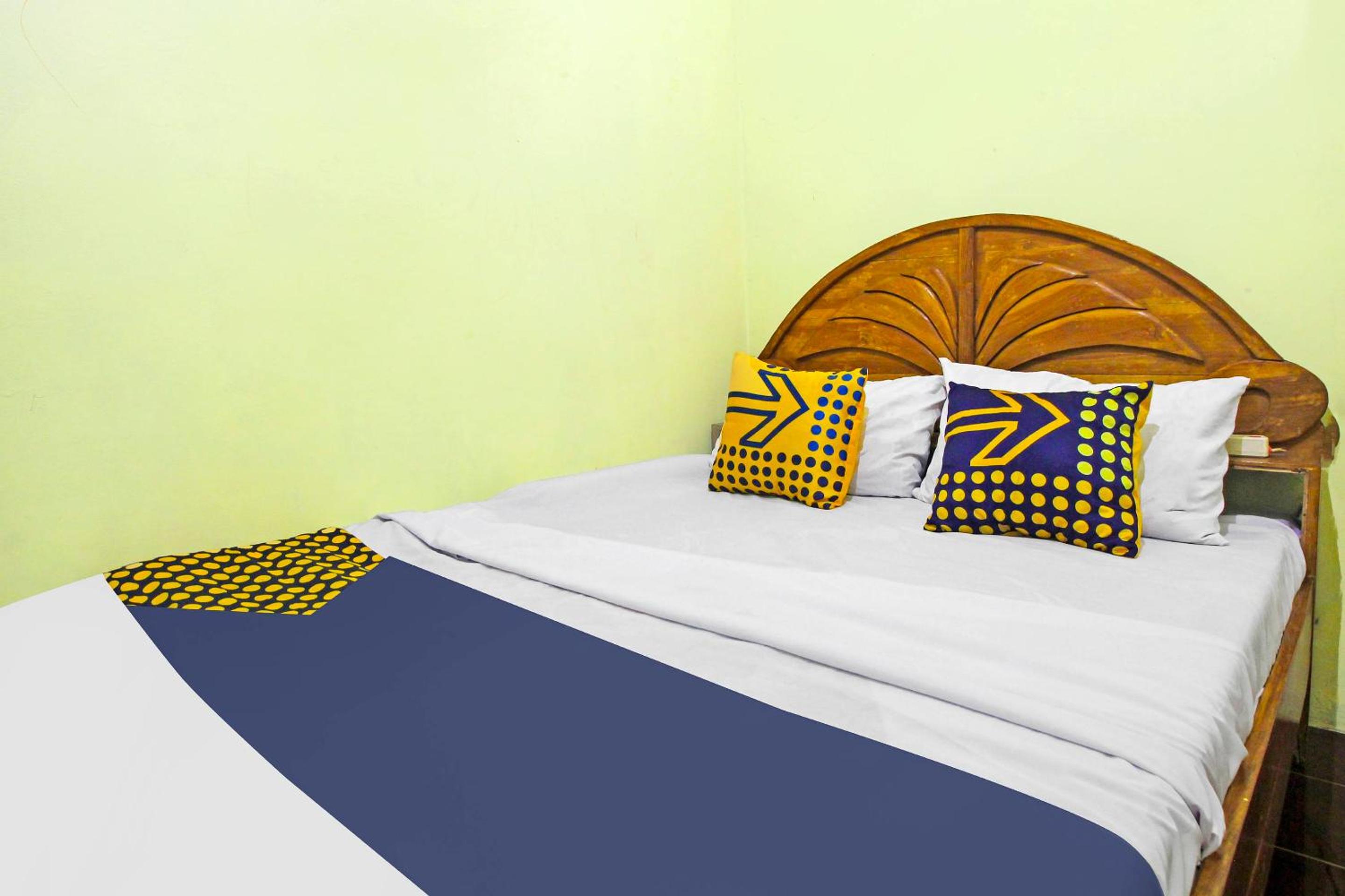 Budget Double Room - Photo 11