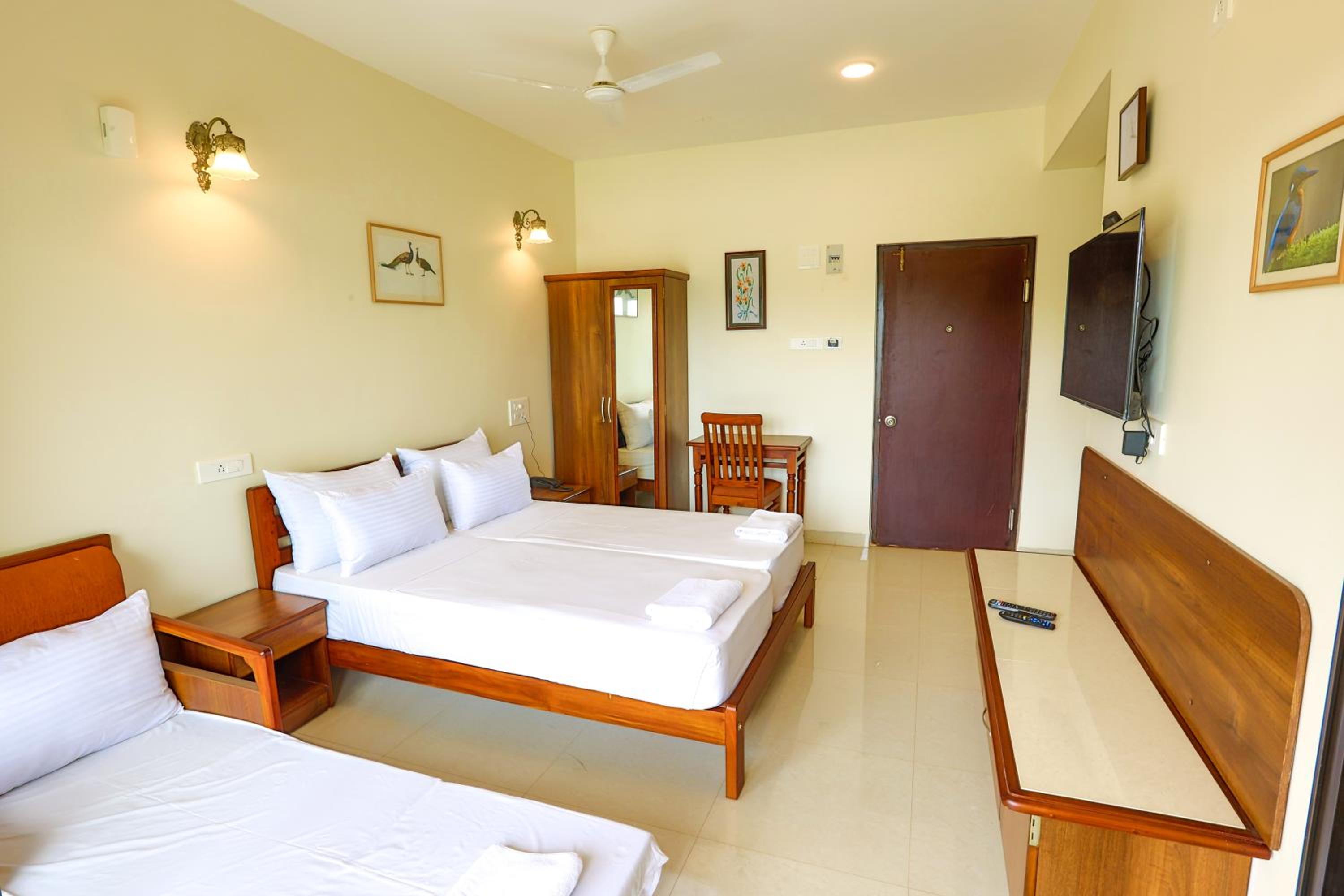 Deluxe Room with Lake View - Photo 9