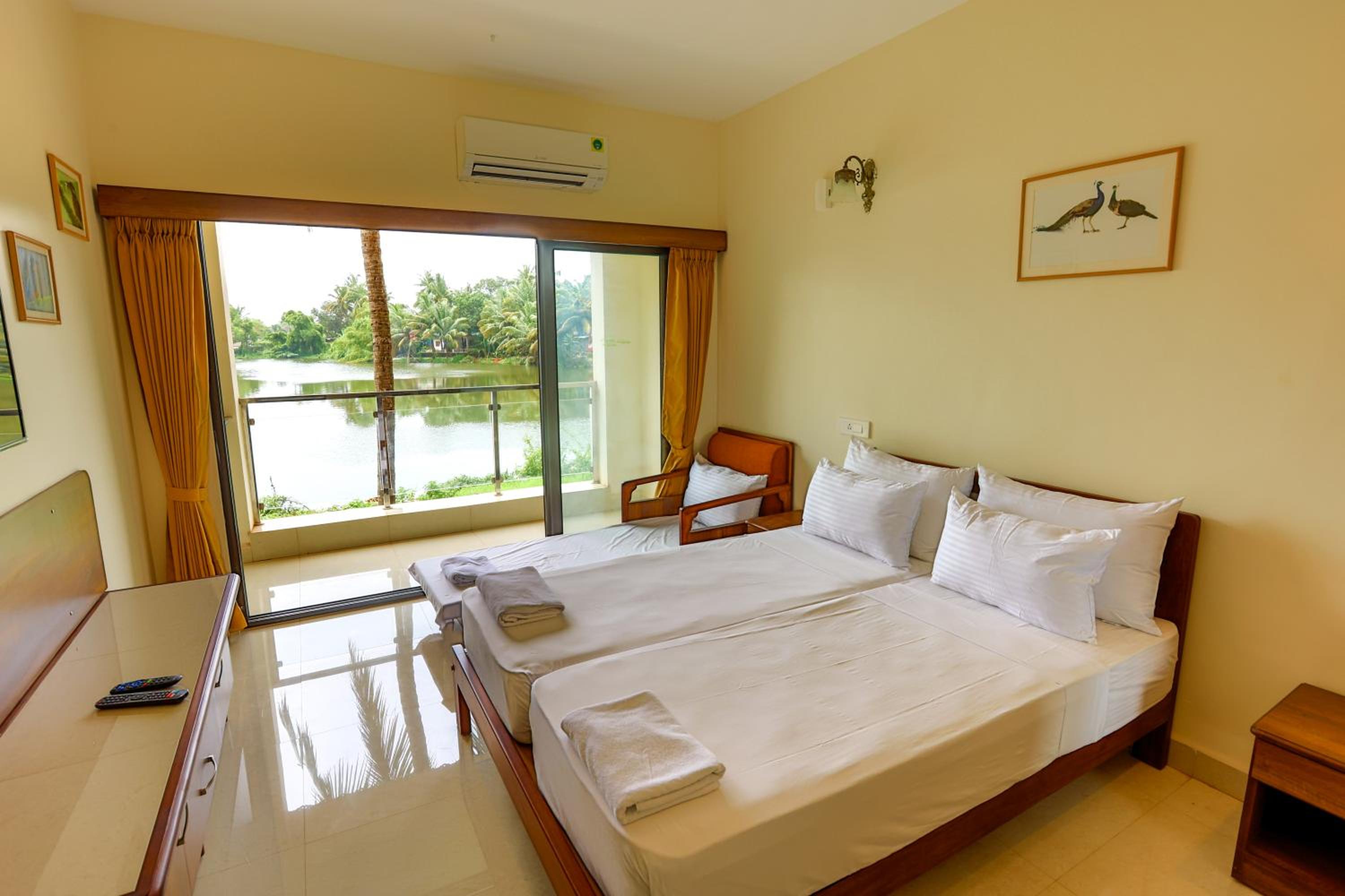 Deluxe Room with Lake View - Photo 8