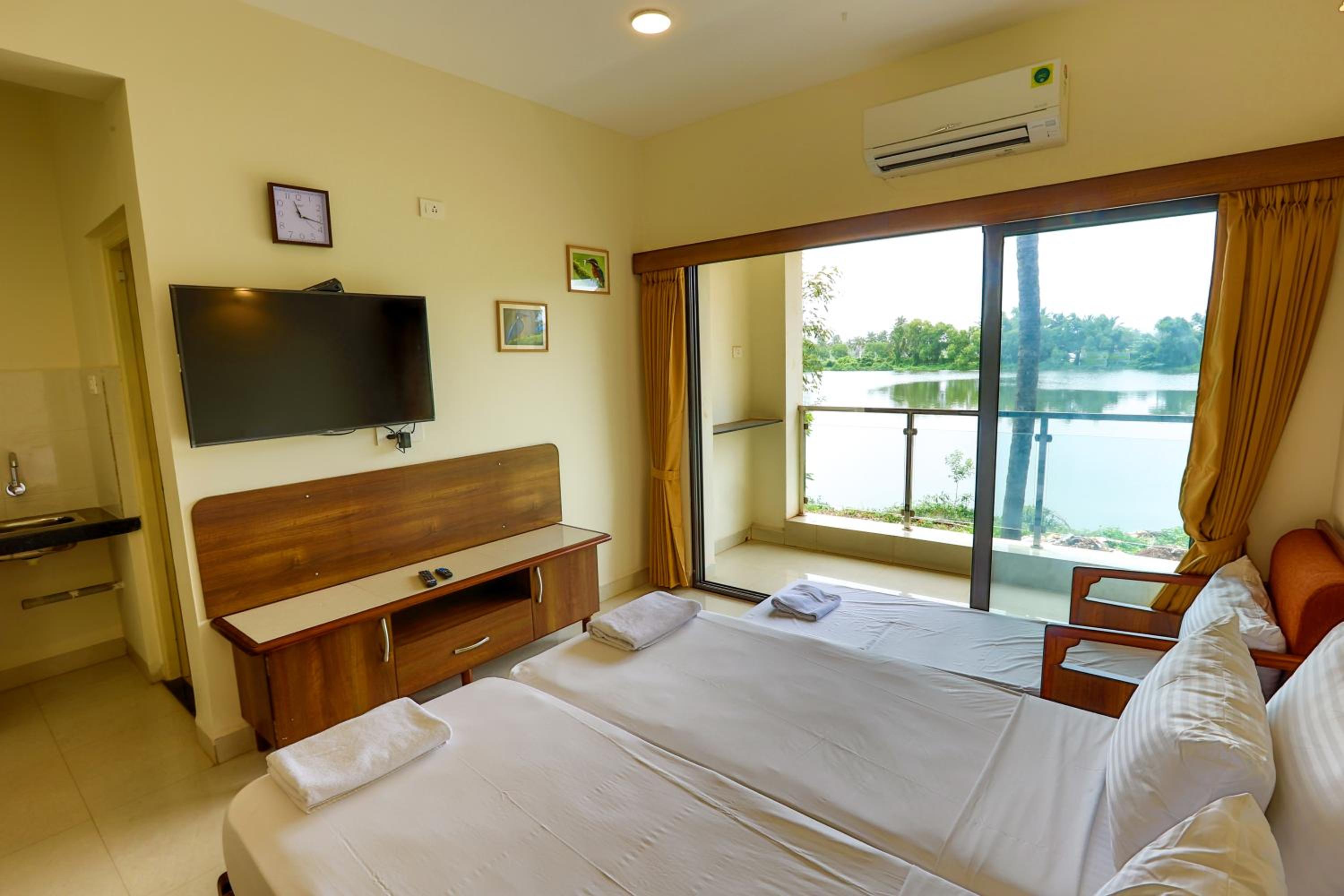 Deluxe Room with Lake View - Photo 4